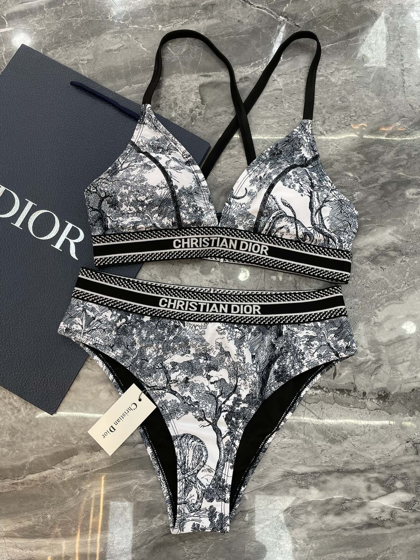 Dior迪奥新款分体式泳衣👙❤️😍🥰适合多种场景的游泳衣🏊‍♀️海边 游泳池 温泉 水上乐园 漂流都可以