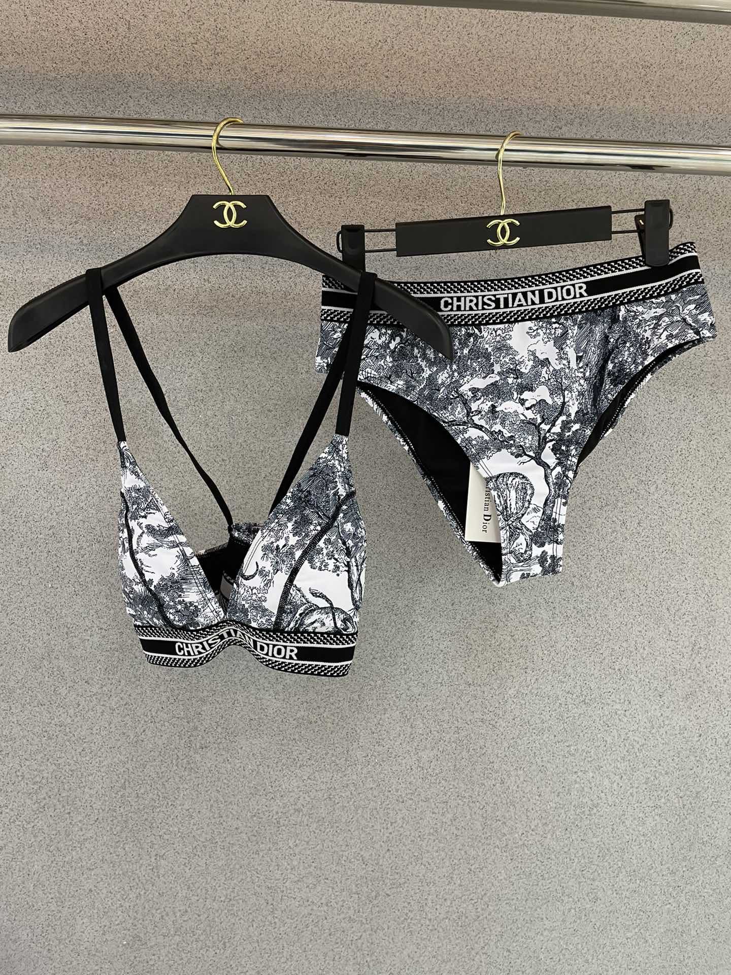 Dior迪奥新款分体式泳衣👙❤️😍🥰适合多种场景的游泳衣🏊‍♀️海边 游泳池 温泉 水上乐园 漂流都可以