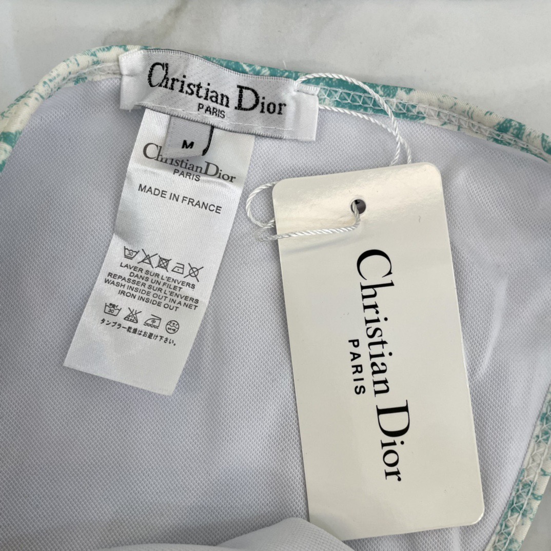 Dior迪奥新款分体式泳衣👙❤️😍🥰适合多种场景的游泳衣🏊‍♀️海边 游泳池 温泉 水上乐园 漂流都可以