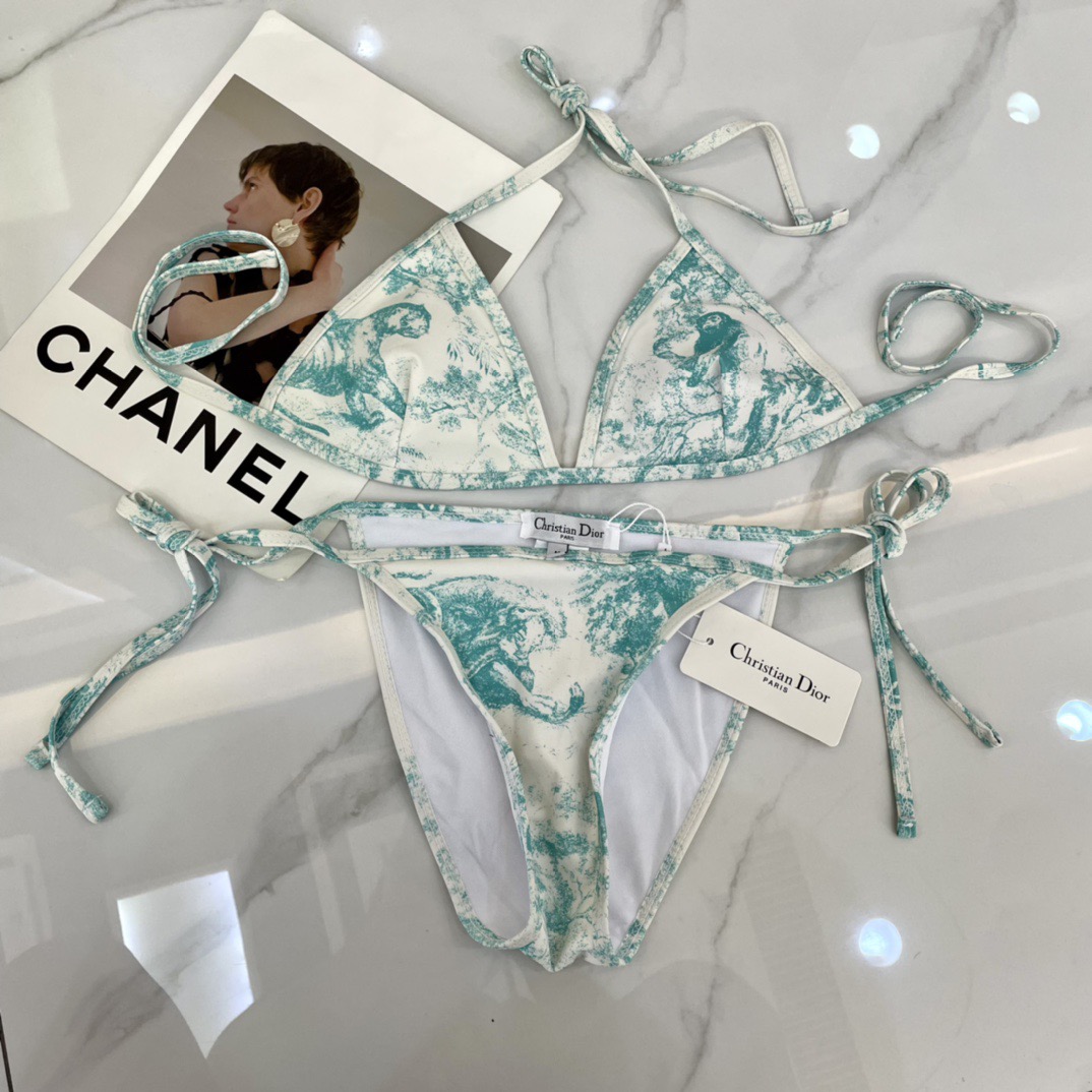Dior迪奥新款分体式泳衣👙❤️😍🥰适合多种场景的游泳衣🏊‍♀️海边 游泳池 温泉 水上乐园 漂流都可以