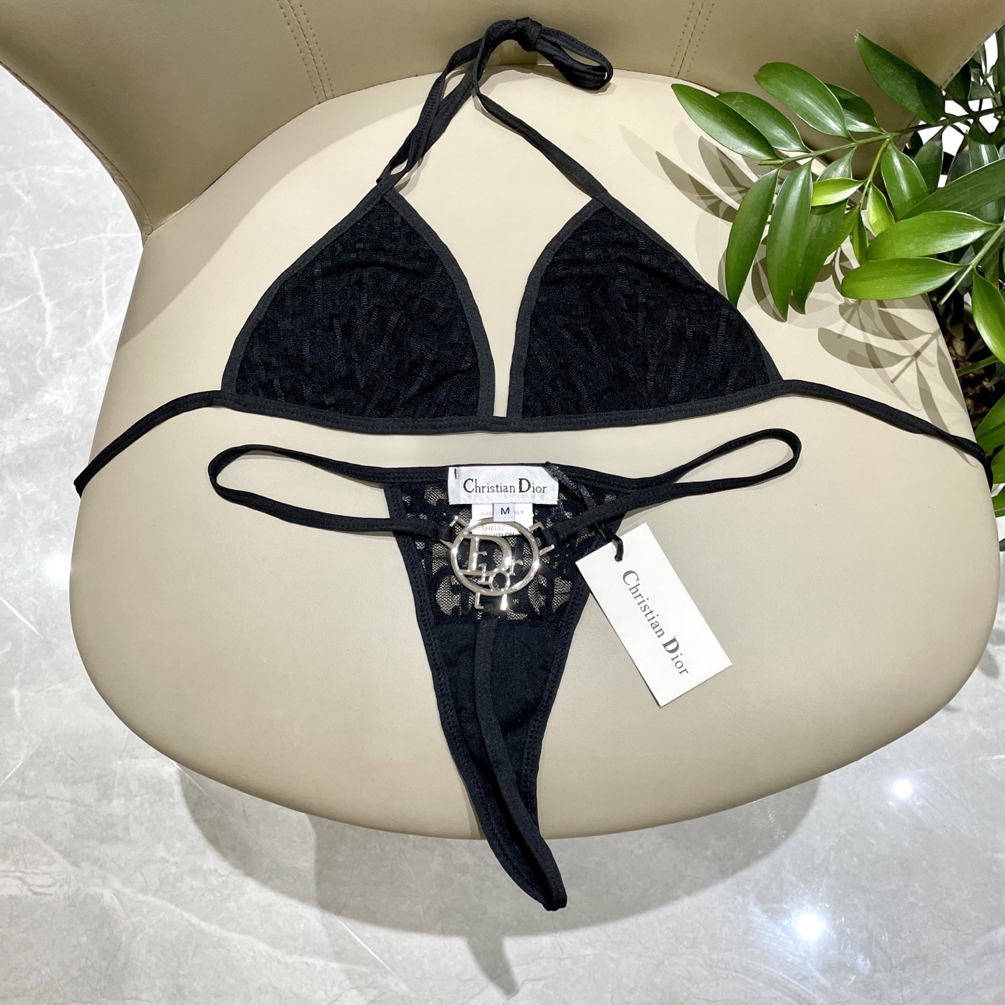 Dior分体比基尼👙丁字裤 🛒🆕 🆕🆕夏天🧊快到啦，这件泳衣太绝了，上身超A，又纯又欲🛍非常高级，泳衣外