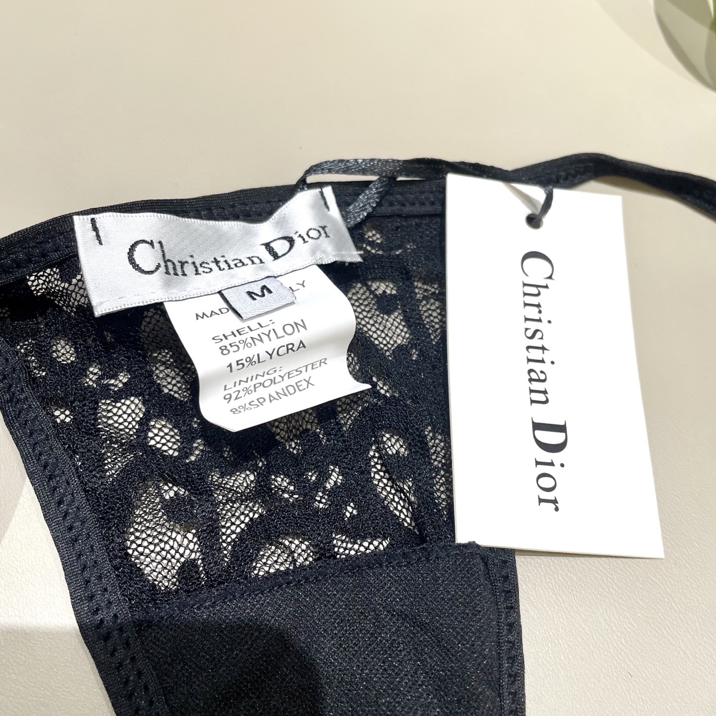Dior分体比基尼👙丁字裤 🛒🆕 🆕🆕夏天🧊快到啦，这件泳衣太绝了，上身超A，又纯又欲🛍非常高级，泳衣外