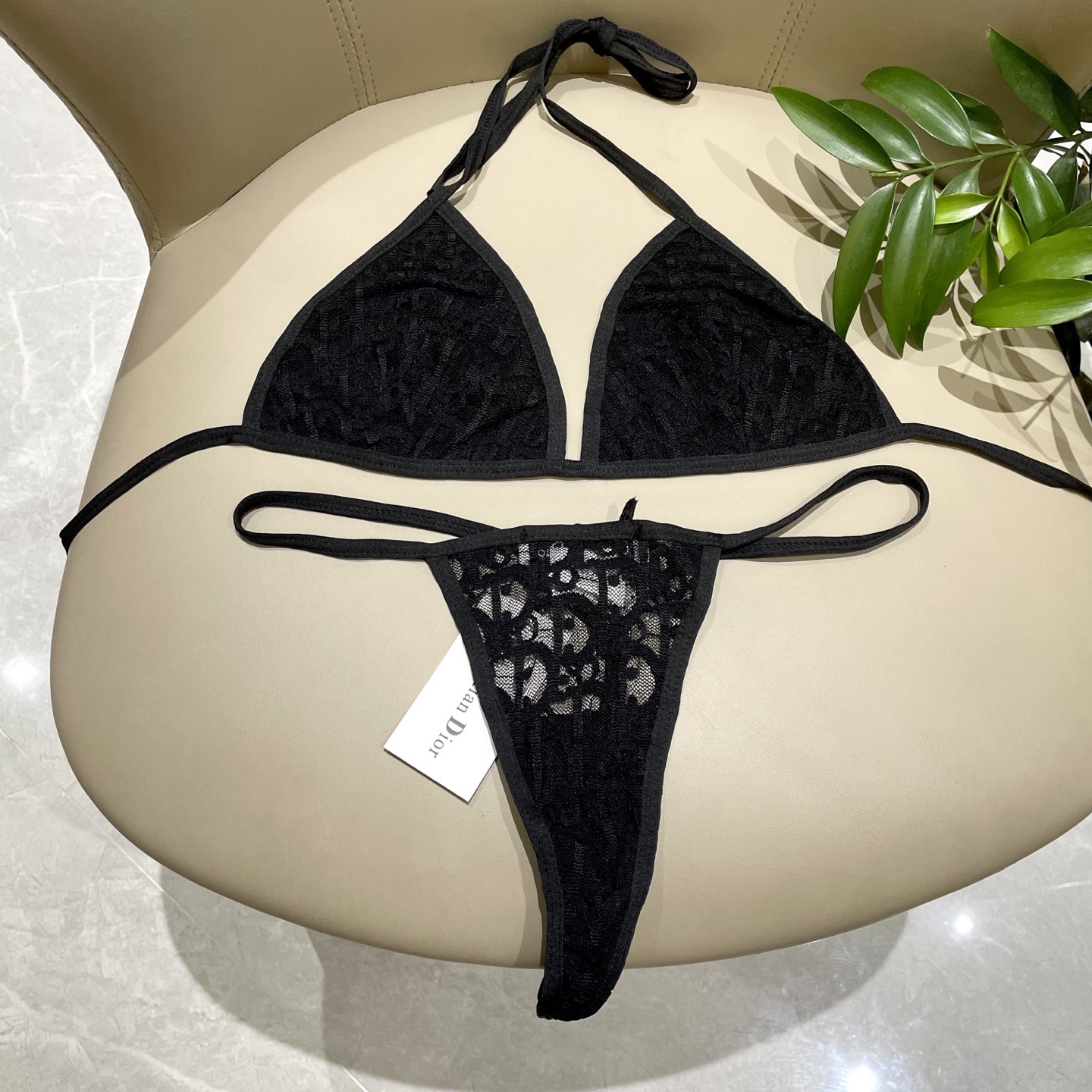 Dior分体比基尼👙丁字裤 🛒🆕 🆕🆕夏天🧊快到啦，这件泳衣太绝了，上身超A，又纯又欲🛍非常高级，泳衣外
