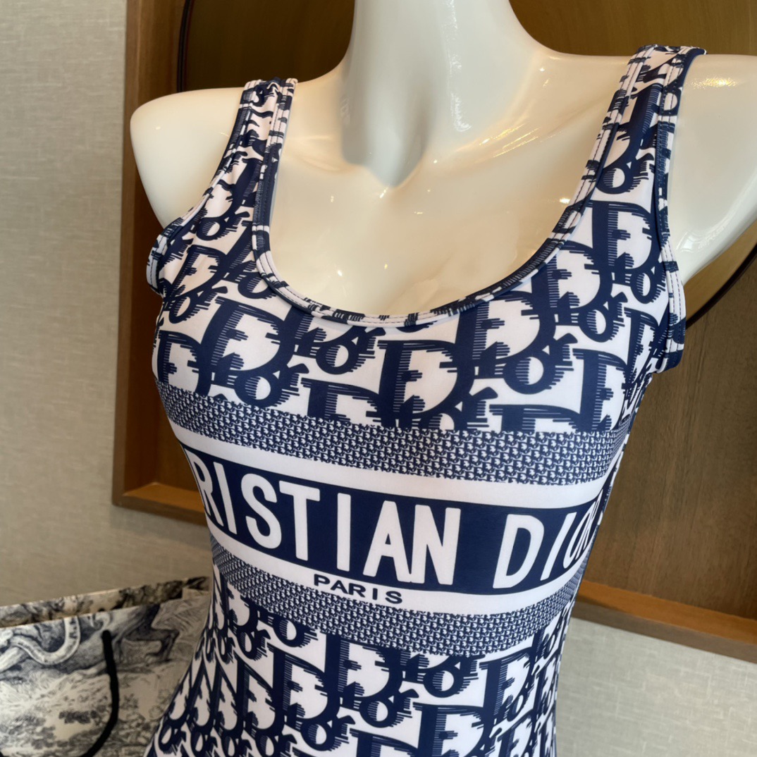 Dior迪奥新款连体式泳衣👙❤️😍🥰适合多种场景的游泳衣🏊‍♀️海边 游泳池 温泉 水上乐园 漂流都可以