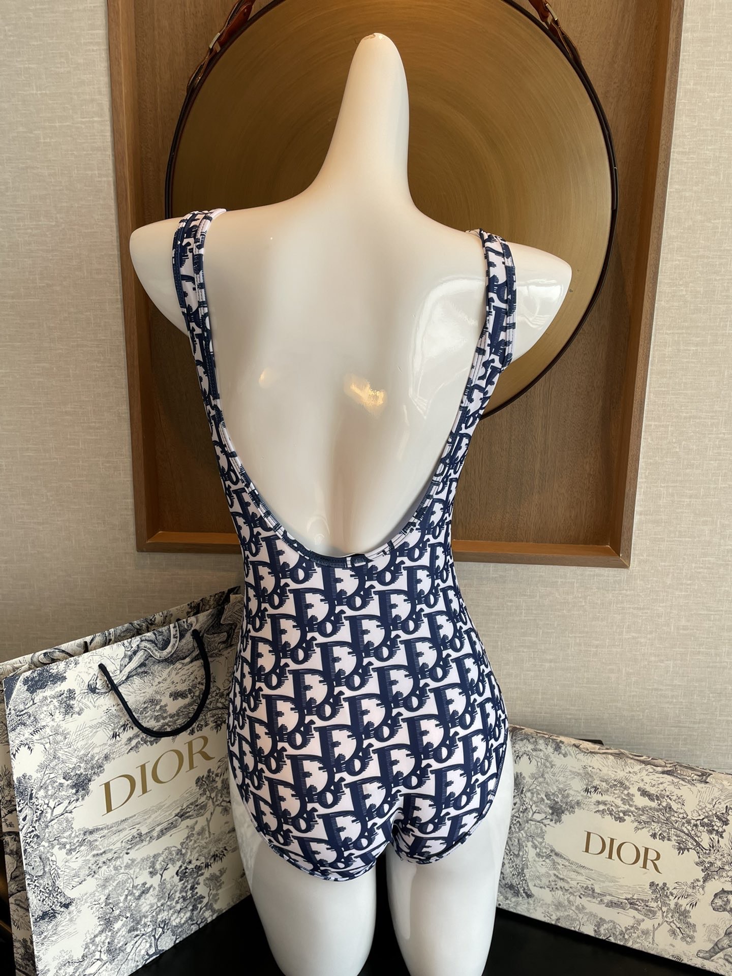 Dior迪奥新款连体式泳衣👙❤️😍🥰适合多种场景的游泳衣🏊‍♀️海边 游泳池 温泉 水上乐园 漂流都可以