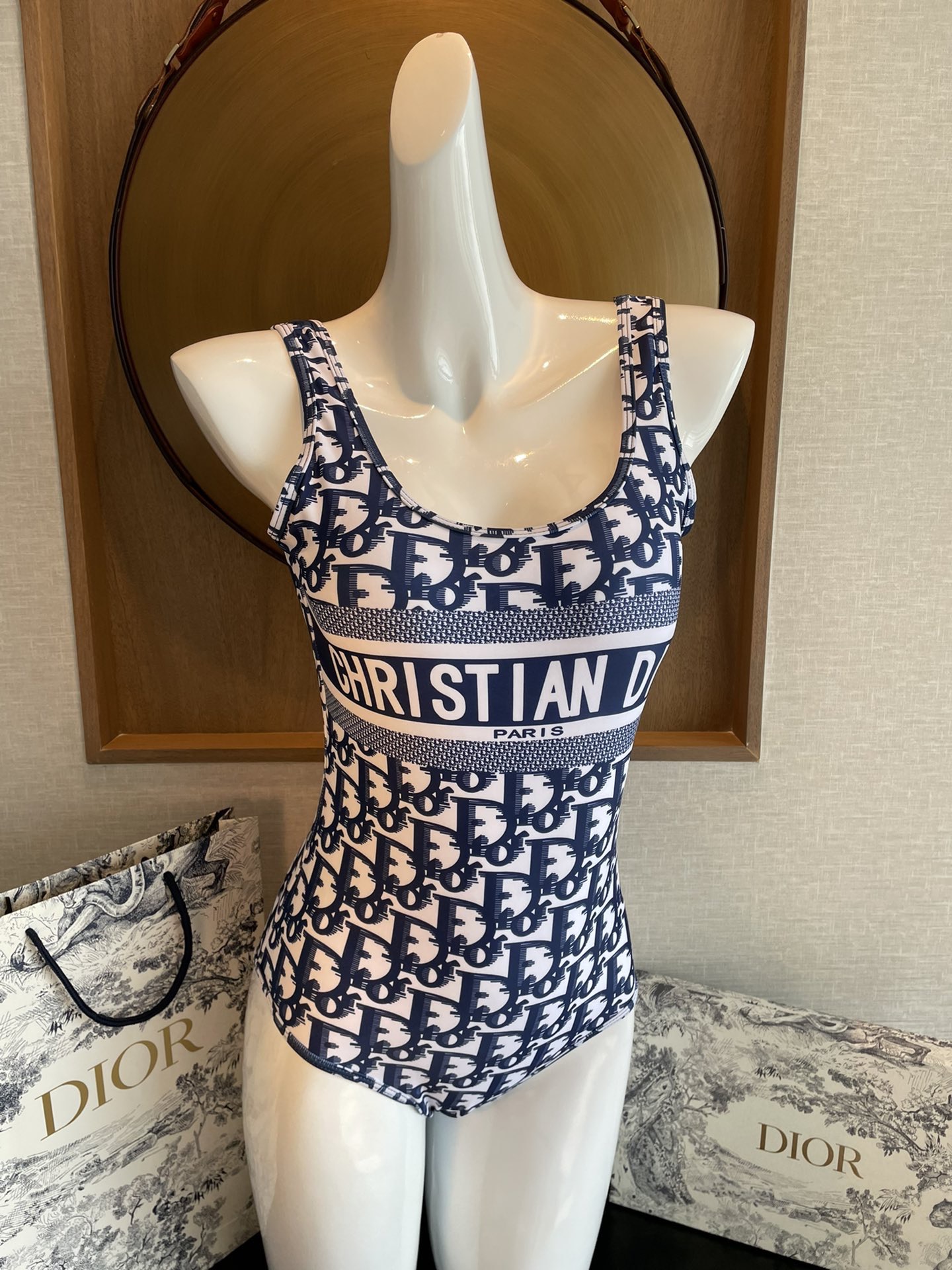 Dior迪奥新款连体式泳衣👙❤️😍🥰适合多种场景的游泳衣🏊‍♀️海边 游泳池 温泉 水上乐园 漂流都可以