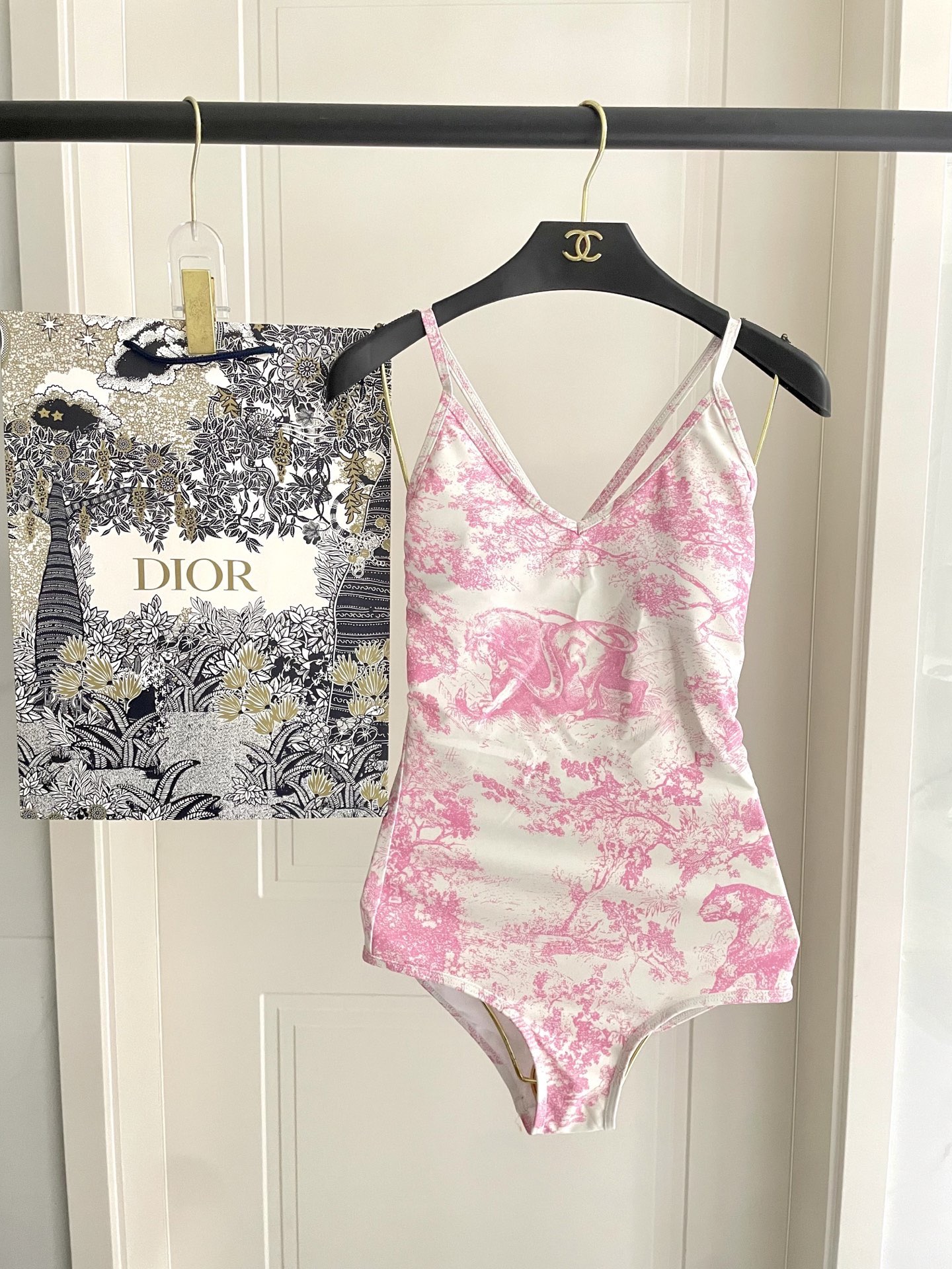 Dior迪奥新款分体式泳衣👙❤️😍🥰适合多种场景的游泳衣🏊‍♀️海边 游泳池 温泉 水上乐园 漂流都可以