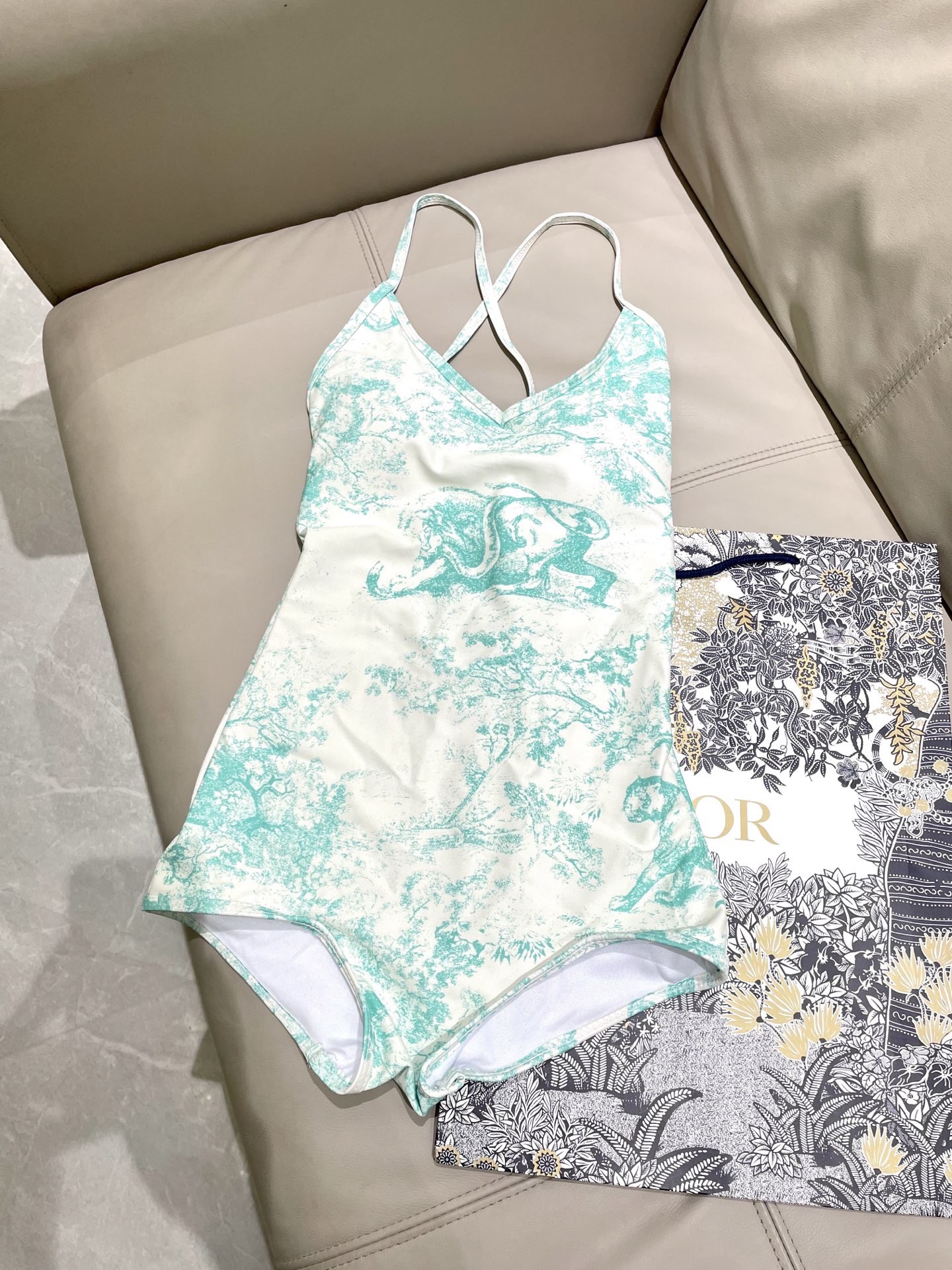 Dior迪奥新款连体式泳衣👙❤️😍🥰适合多种场景的游泳衣🏊‍♀️海边 游泳池 温泉 水上乐园 漂流都可以
