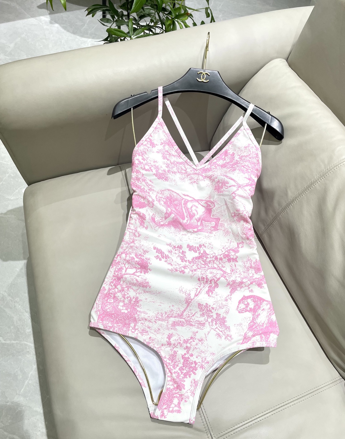 Dior迪奥新款分体式泳衣👙❤️😍🥰适合多种场景的游泳衣🏊‍♀️海边 游泳池 温泉 水上乐园 漂流都可以