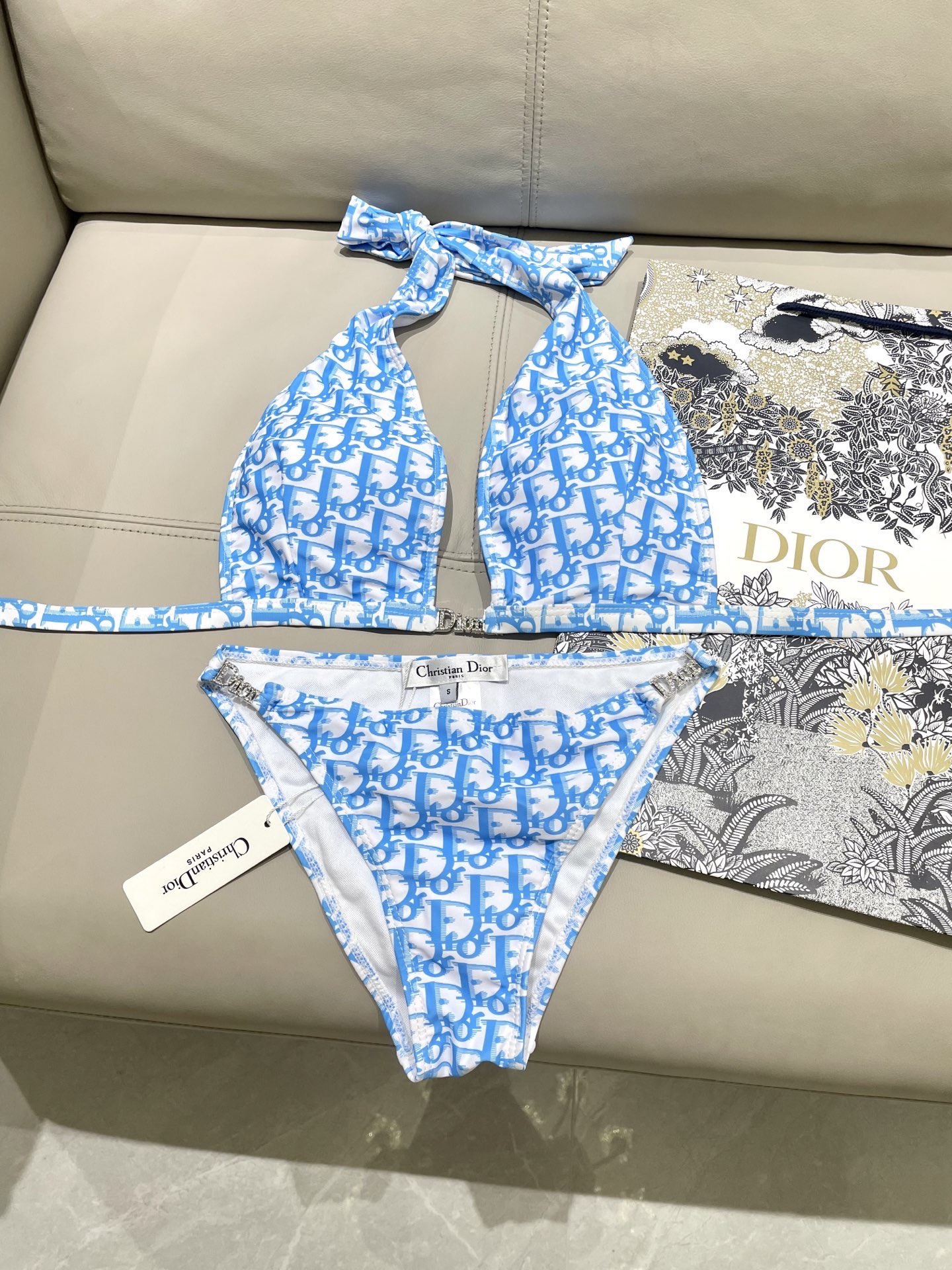 Dior迪奥新款分体式泳衣👙❤️😍🥰适合多种场景的游泳衣🏊‍♀️海边 游泳池 温泉 水上乐园 漂流都可以