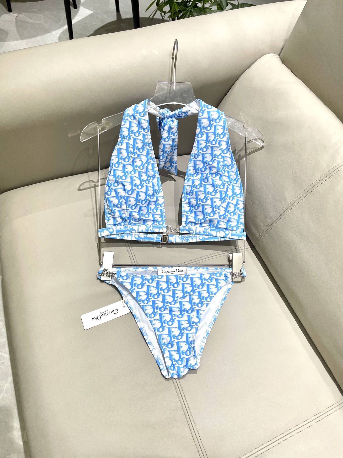 Dior迪奥新款分体式泳衣👙❤️😍🥰适合多种场景的游泳衣🏊‍♀️海边 游泳池 温泉 水上乐园 漂流都可以