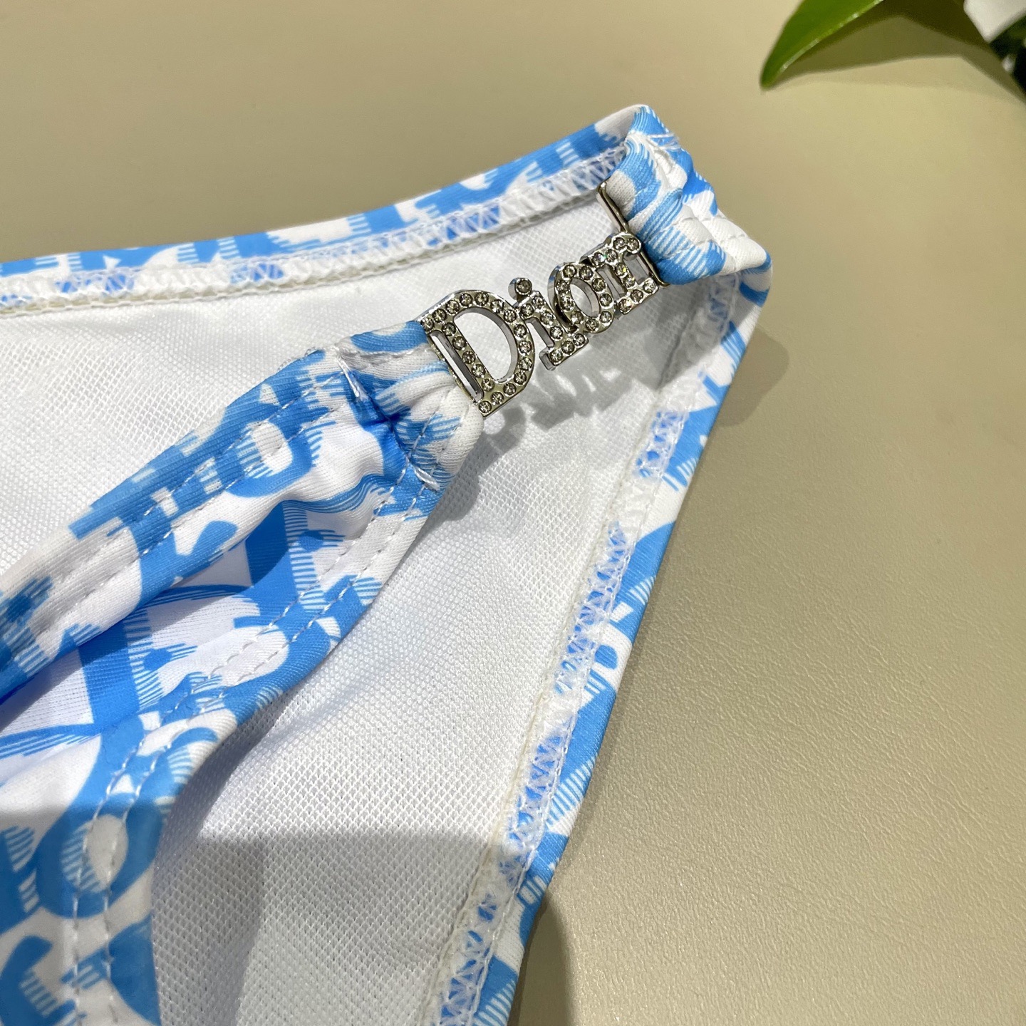 Dior迪奥新款分体式泳衣👙❤️😍🥰适合多种场景的游泳衣🏊‍♀️海边 游泳池 温泉 水上乐园 漂流都可以