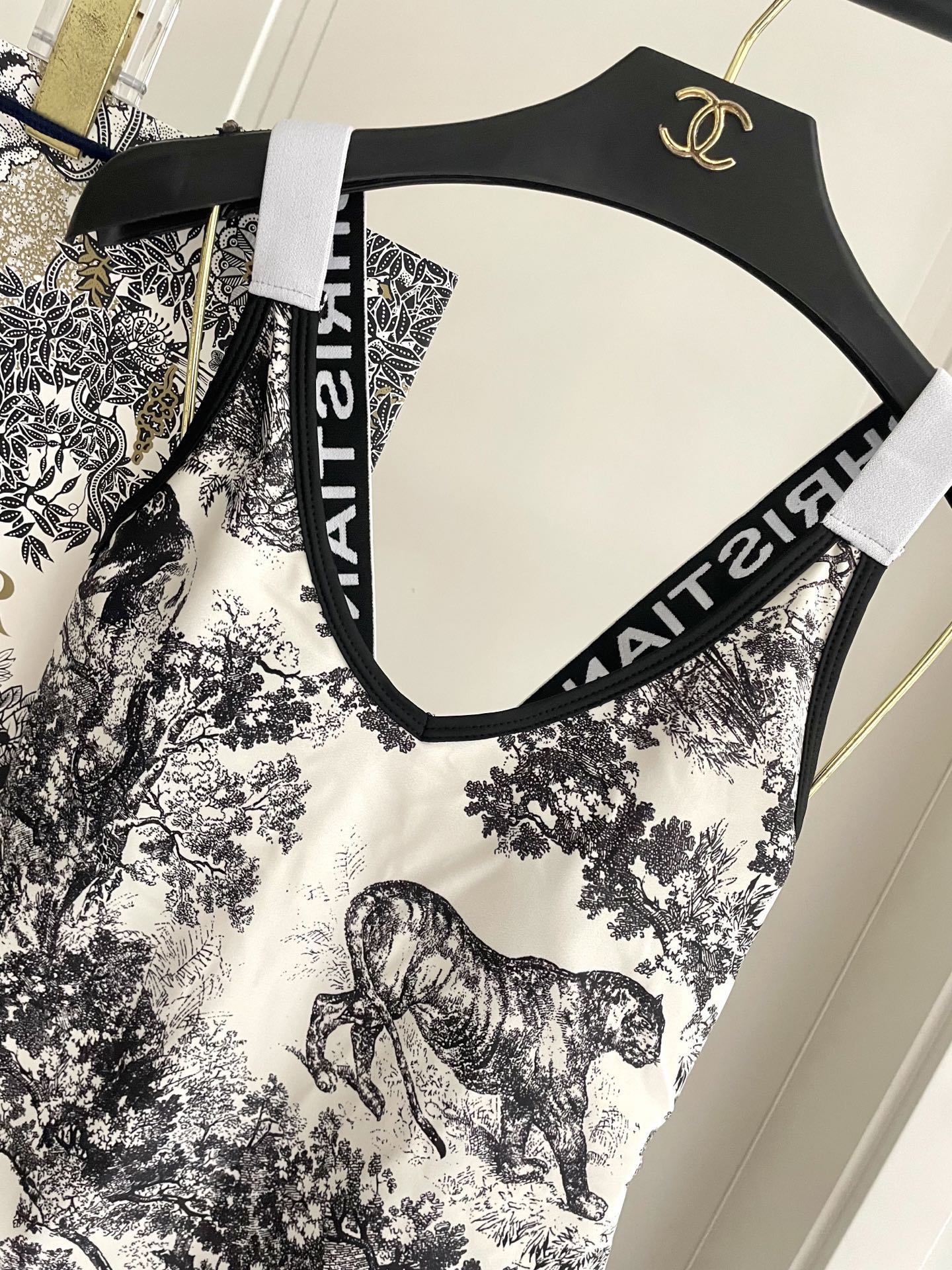 Dior迪奥新款连体式泳衣👙❤️😍🥰适合多种场景的游泳衣🏊‍♀️海边 游泳池 温泉 水上乐园 漂流都可以
