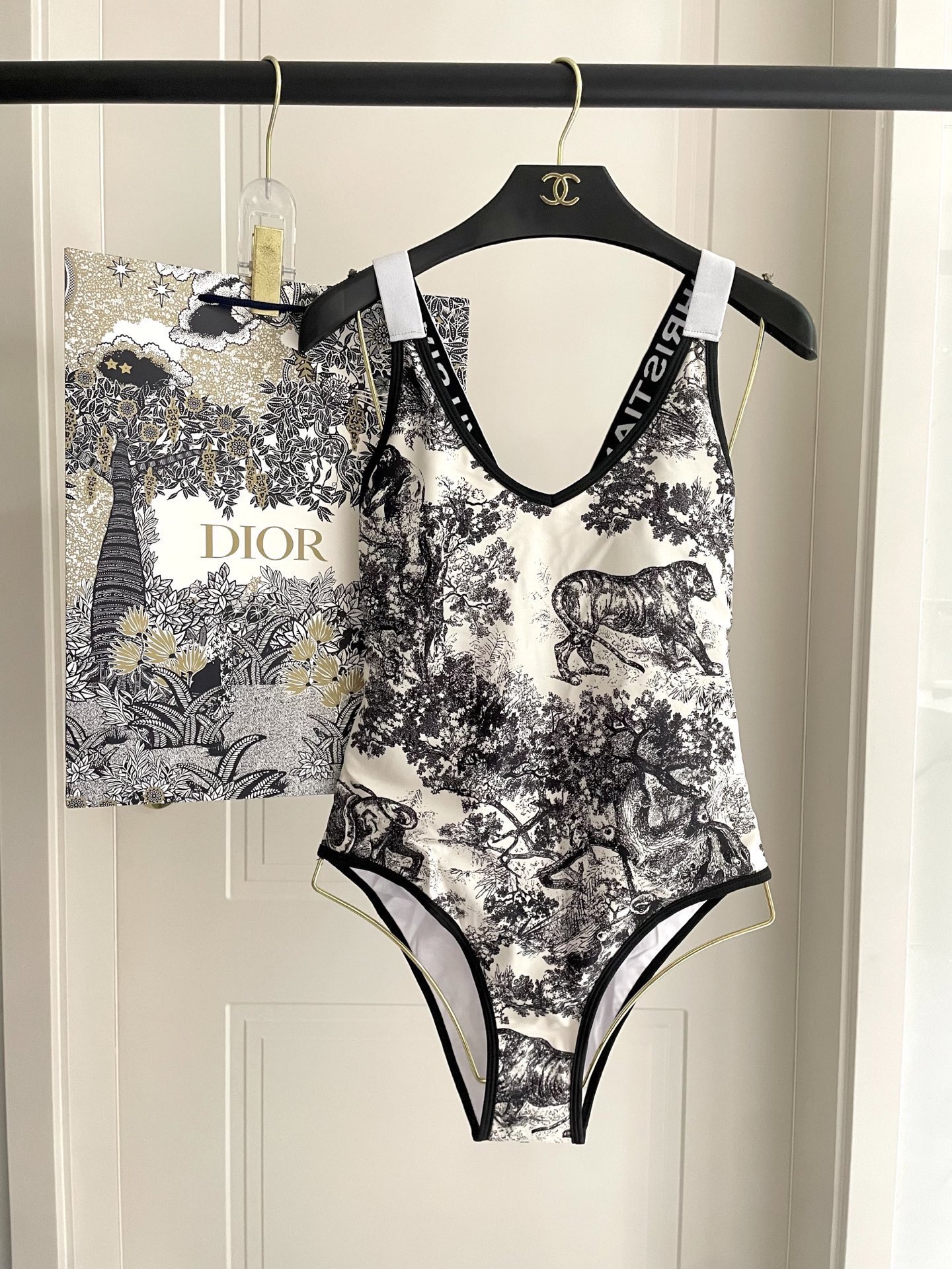 Dior迪奥新款连体式泳衣👙❤️😍🥰适合多种场景的游泳衣🏊‍♀️海边 游泳池 温泉 水上乐园 漂流都可以