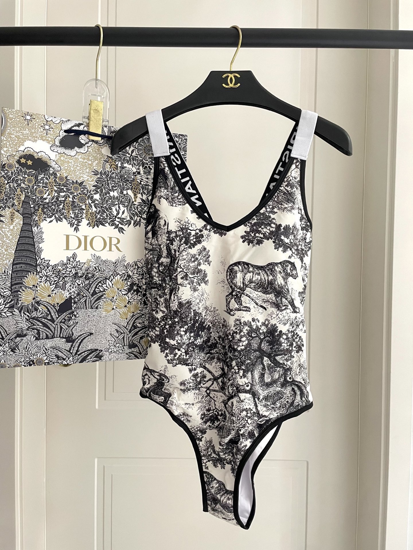 Dior迪奥新款连体式泳衣👙❤️😍🥰适合多种场景的游泳衣🏊‍♀️海边 游泳池 温泉 水上乐园 漂流都可以