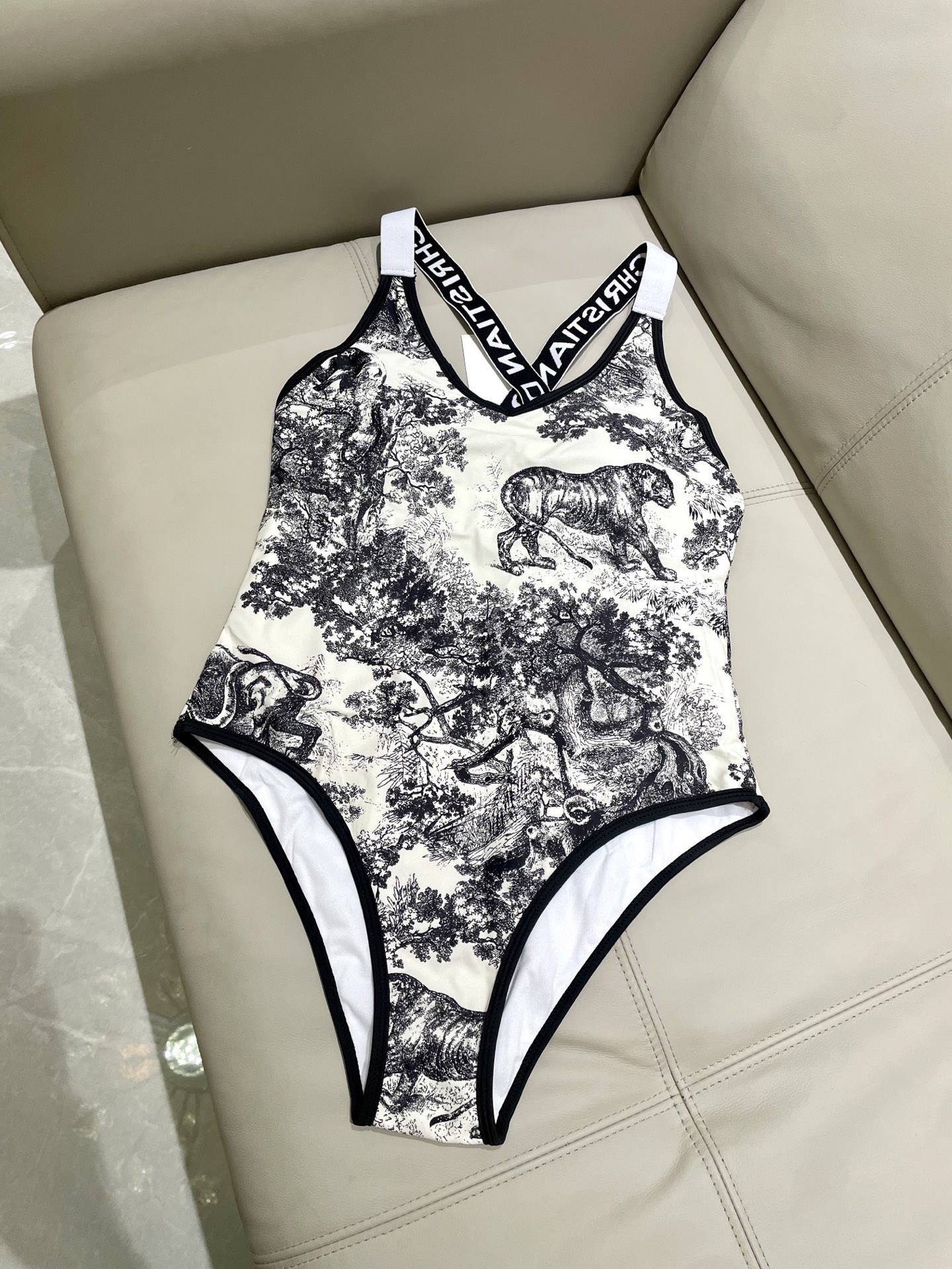 Dior迪奥新款连体式泳衣👙❤️😍🥰适合多种场景的游泳衣🏊‍♀️海边 游泳池 温泉 水上乐园 漂流都可以