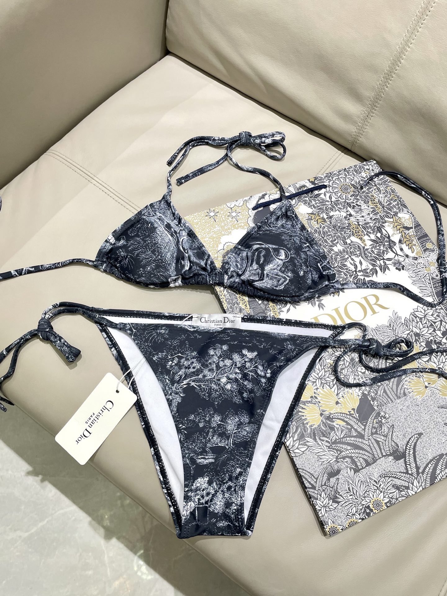 迪奥新款三件套 动物印花专柜新款（带胸垫）😍🥰适合多种场景的游泳衣🏊‍♀️海边 游泳池 温泉 水上乐园 