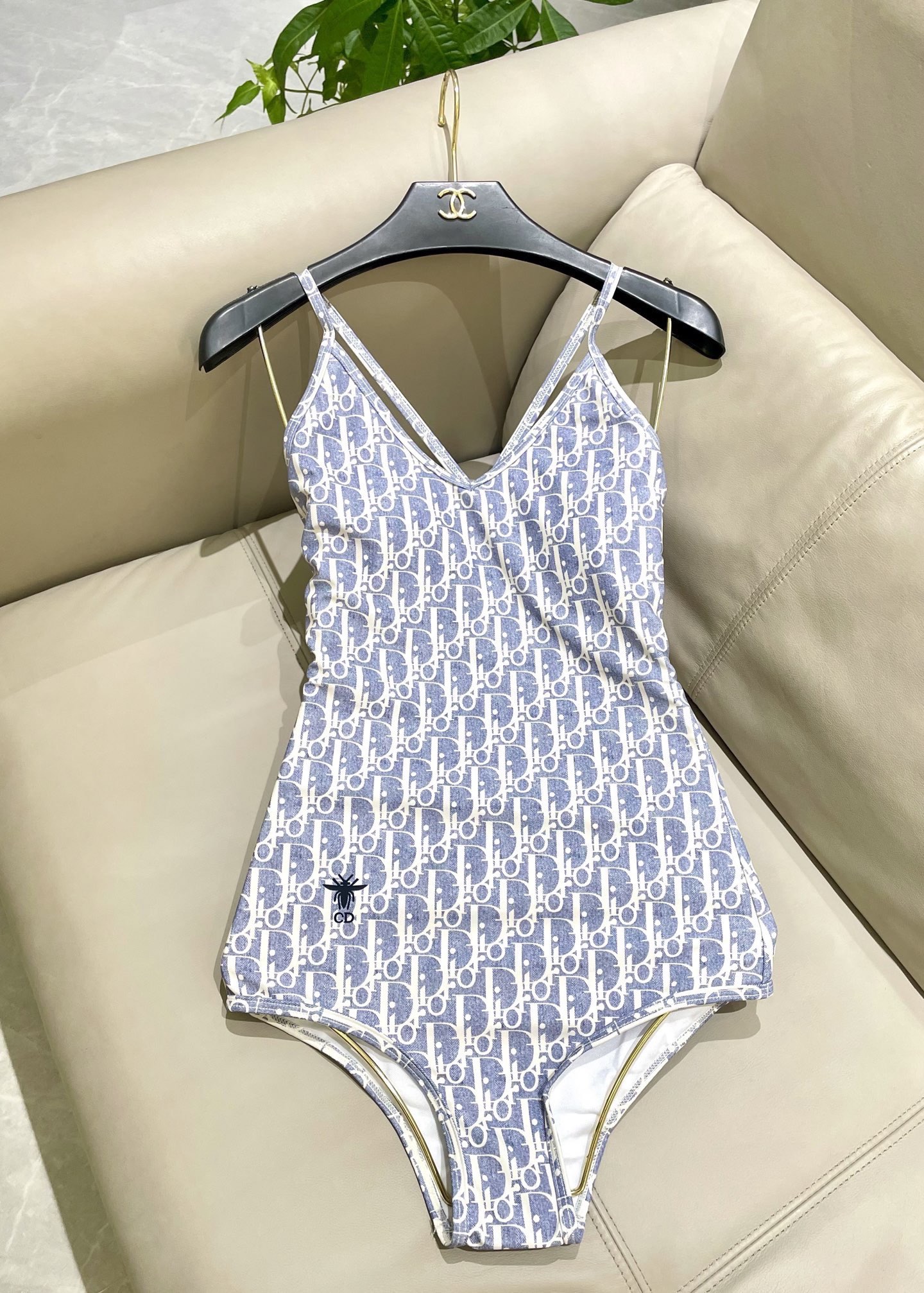 Dior新款泳衣 简单大气 适合多种场景的游泳衣🏊‍♀️海边 游泳池 温泉 水上乐园 漂流都可以😌内搭也