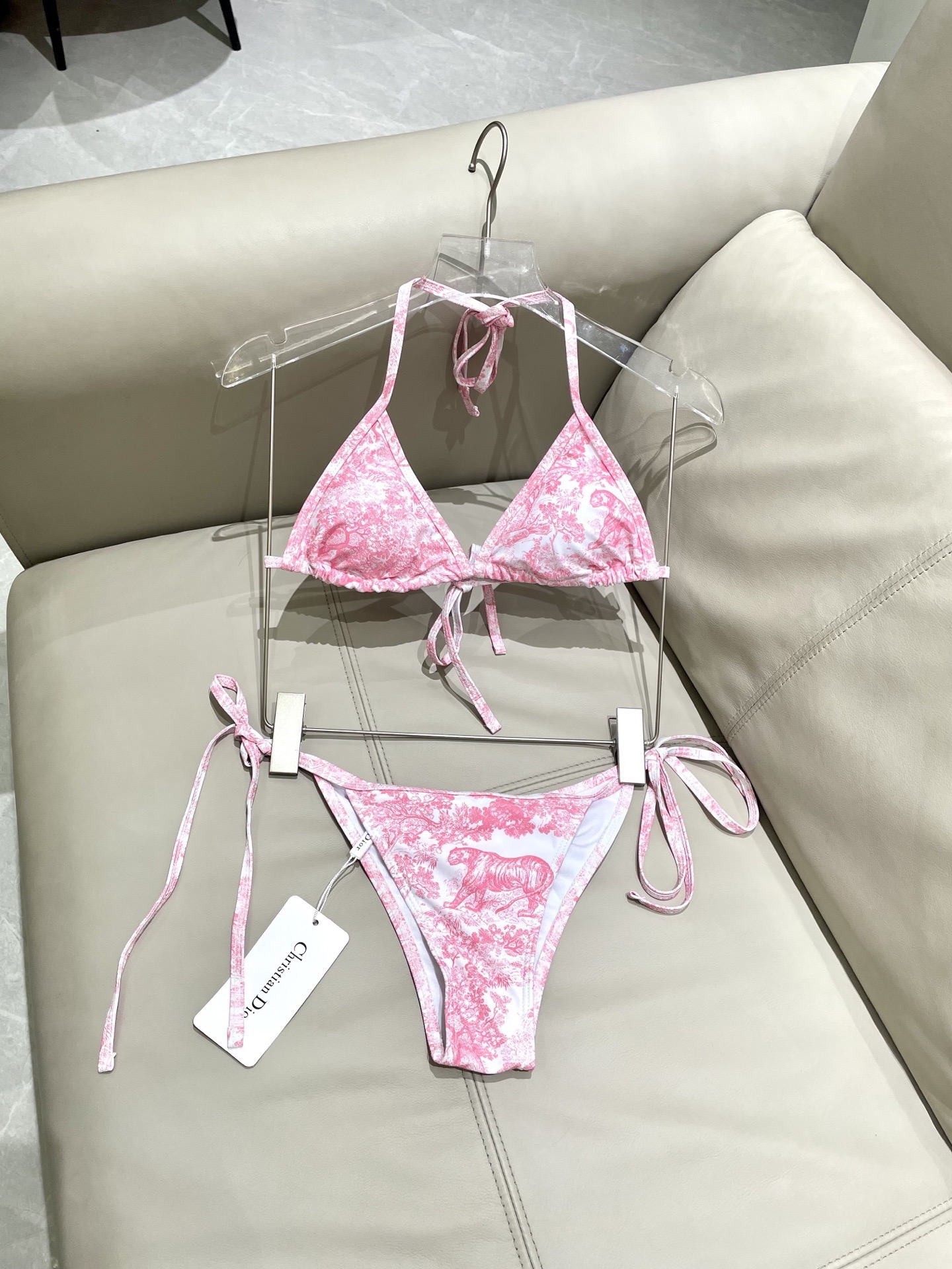 Dior新款泳衣 三件套简单大气 适合多种场景的游泳衣🏊‍♀️海边 游泳池 温泉 水上乐园 漂流都可以😌