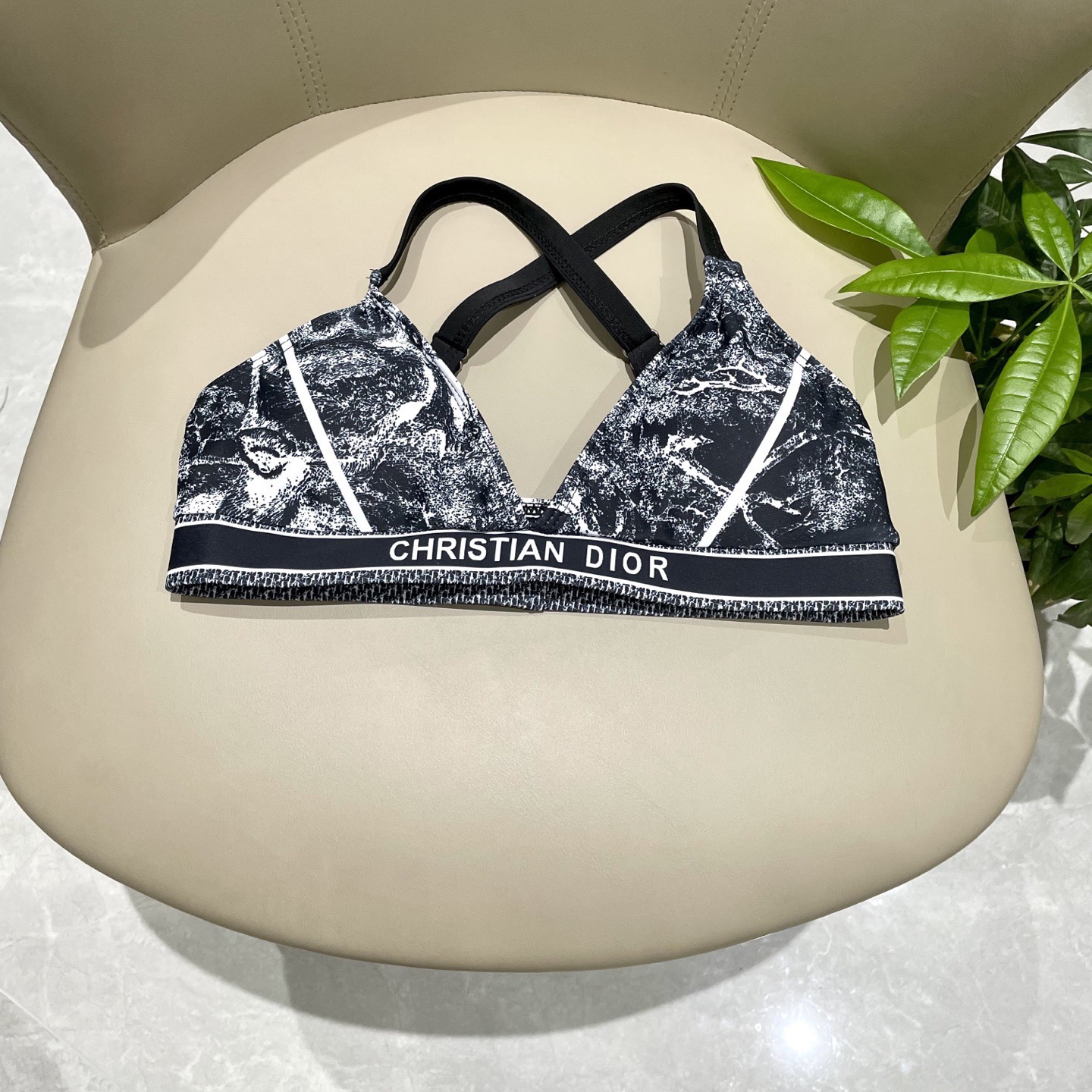迪奥新款分体 时尚潮流款 😍🥰适合多种场景的游泳衣🏊‍♀️海边 游泳池 温泉 水上乐园 漂流都可以😌内搭