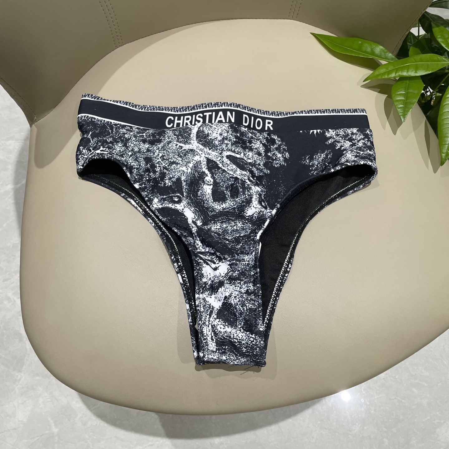 迪奥新款分体 时尚潮流款 😍🥰适合多种场景的游泳衣🏊‍♀️海边 游泳池 温泉 水上乐园 漂流都可以😌内搭