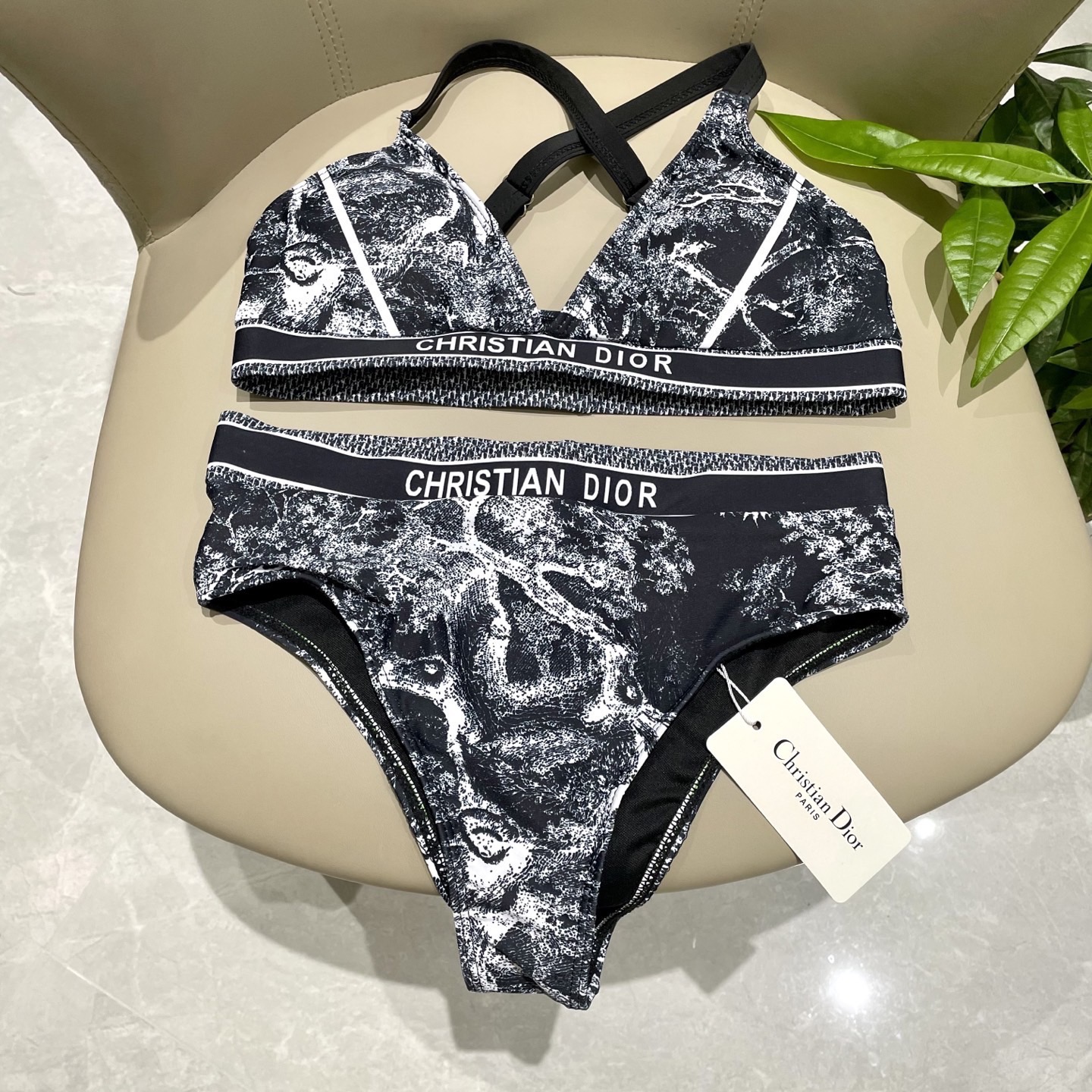 迪奥新款分体 时尚潮流款 😍🥰适合多种场景的游泳衣🏊‍♀️海边 游泳池 温泉 水上乐园 漂流都可以😌内搭