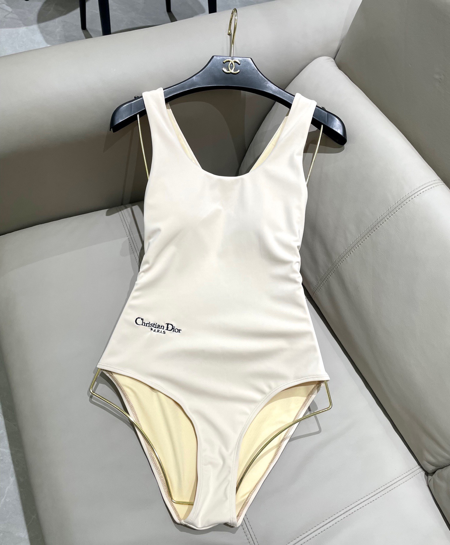 迪奥新款连体时尚潮流款 😍🥰适合多种场景的游泳衣🏊‍♀️海边 游泳池 温泉 水上乐园 漂流都可以😌内搭也