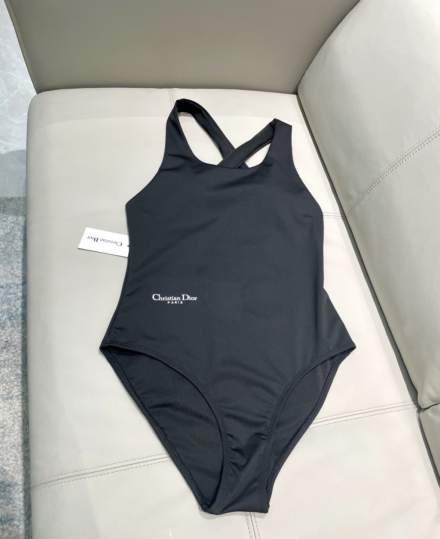 迪奥新款连体时尚潮流款 😍🥰适合多种场景的游泳衣🏊‍♀️海边 游泳池 温泉 水上乐园 漂流都可以😌内搭也