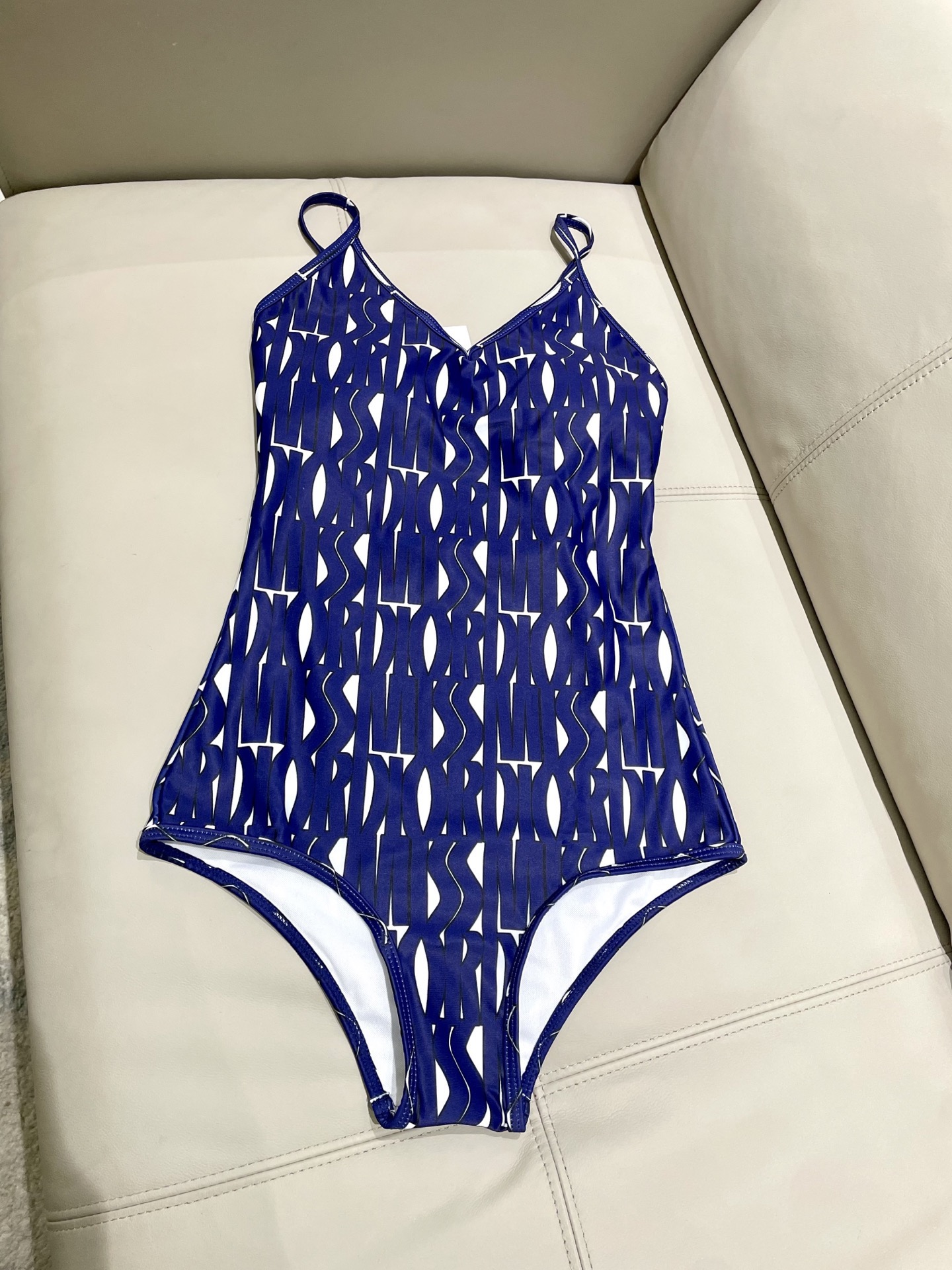 迪奥新款连体时尚潮流款 😍🥰适合多种场景的游泳衣🏊‍♀️海边 游泳池 温泉 水上乐园 漂流都可以😌内搭也