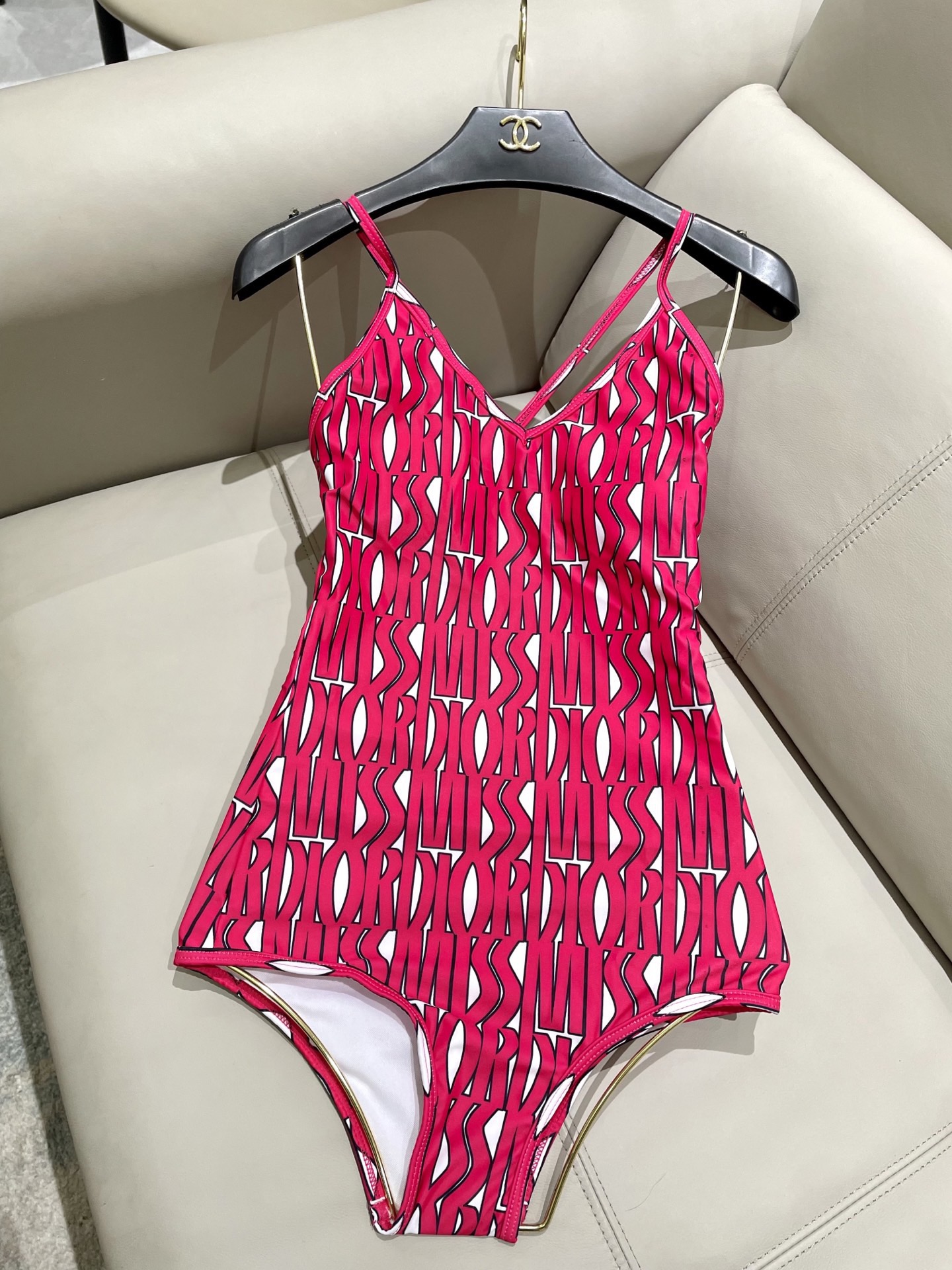 迪奥新款连体时尚潮流款 😍🥰适合多种场景的游泳衣🏊‍♀️海边 游泳池 温泉 水上乐园 漂流都可以😌内搭也
