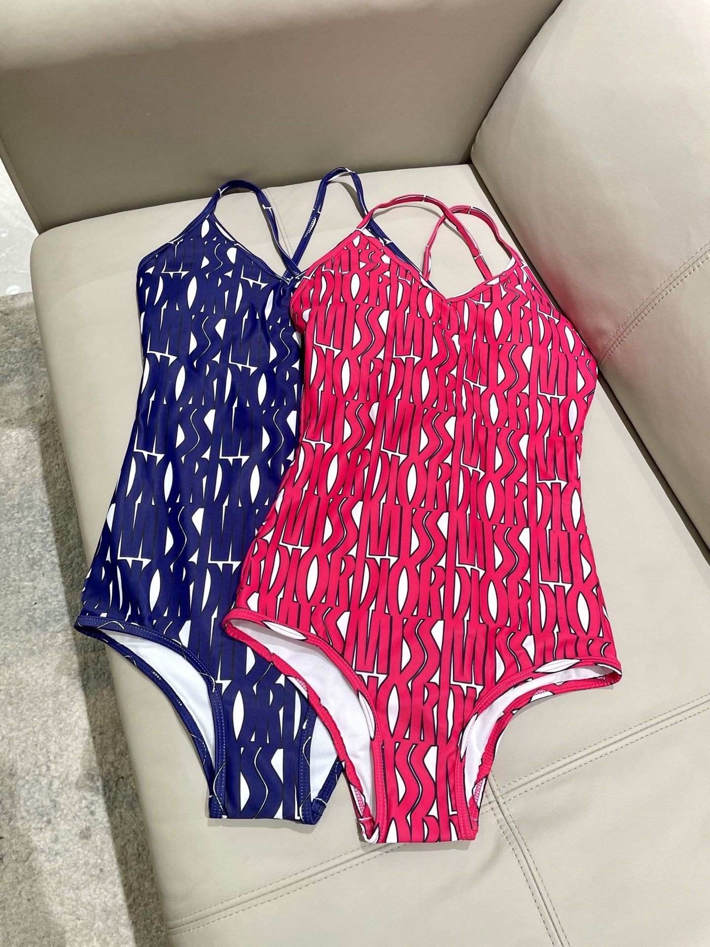 迪奥新款连体时尚潮流款 😍🥰适合多种场景的游泳衣🏊‍♀️海边 游泳池 温泉 水上乐园 漂流都可以😌内搭也