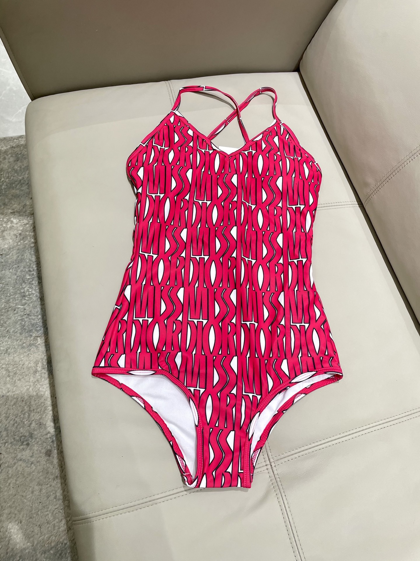 迪奥新款连体时尚潮流款 😍🥰适合多种场景的游泳衣🏊‍♀️海边 游泳池 温泉 水上乐园 漂流都可以😌内搭也