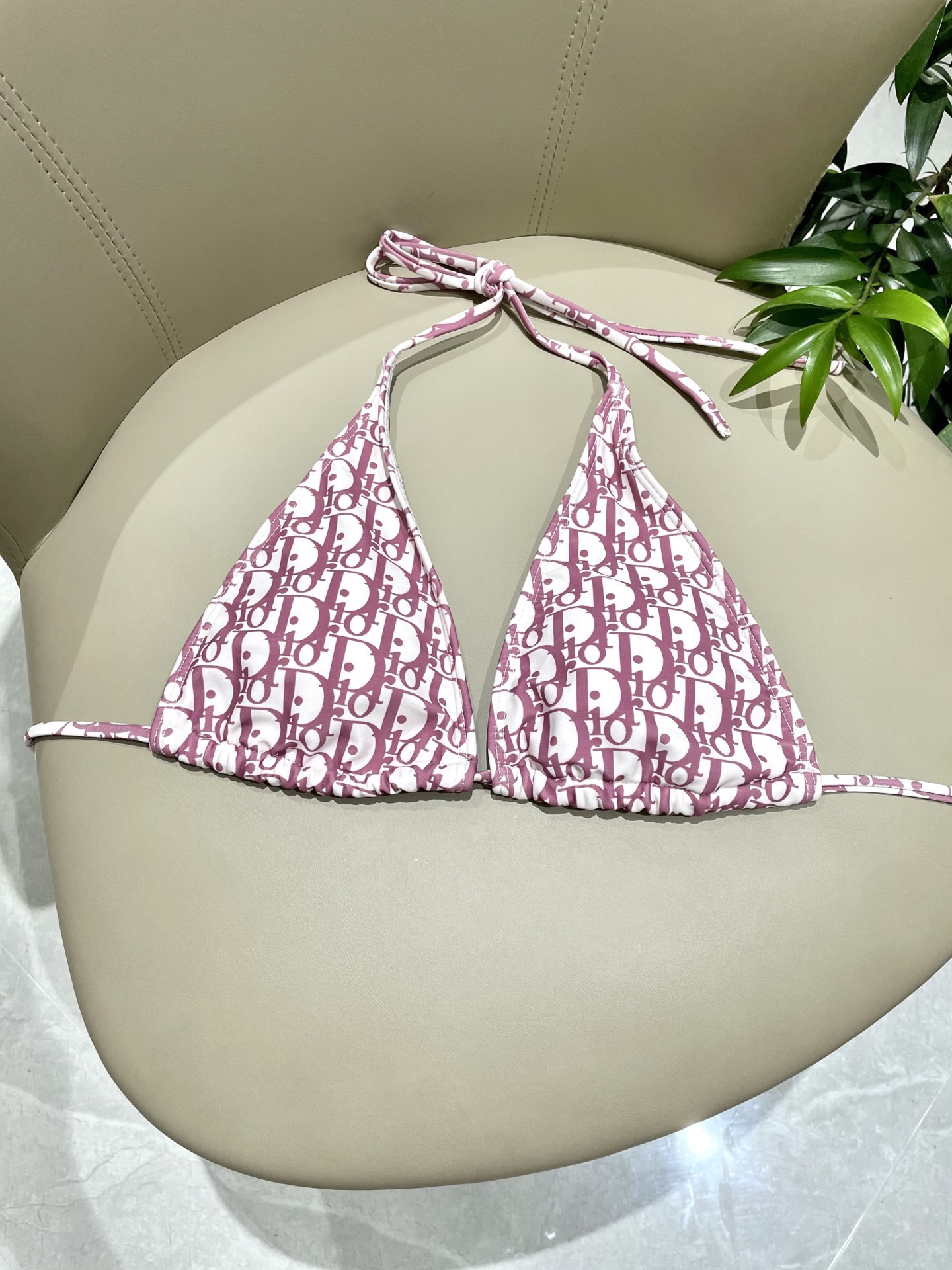 迪奥新款分体时尚潮流款 😍🥰适合多种场景的游泳衣🏊‍♀️海边 游泳池 温泉 水上乐园 漂流都可以😌内搭也