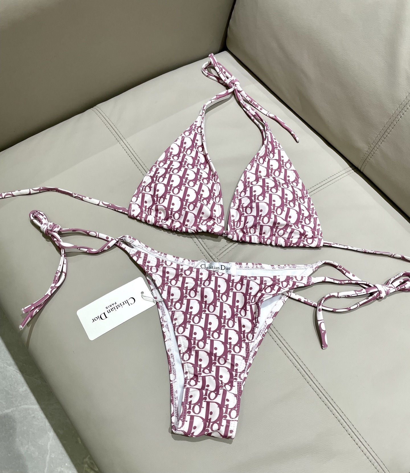 迪奥新款分体时尚潮流款 😍🥰适合多种场景的游泳衣🏊‍♀️海边 游泳池 温泉 水上乐园 漂流都可以😌内搭也