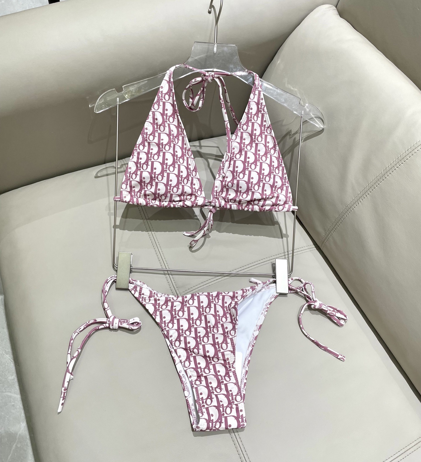 迪奥新款分体时尚潮流款 😍🥰适合多种场景的游泳衣🏊‍♀️海边 游泳池 温泉 水上乐园 漂流都可以😌内搭也