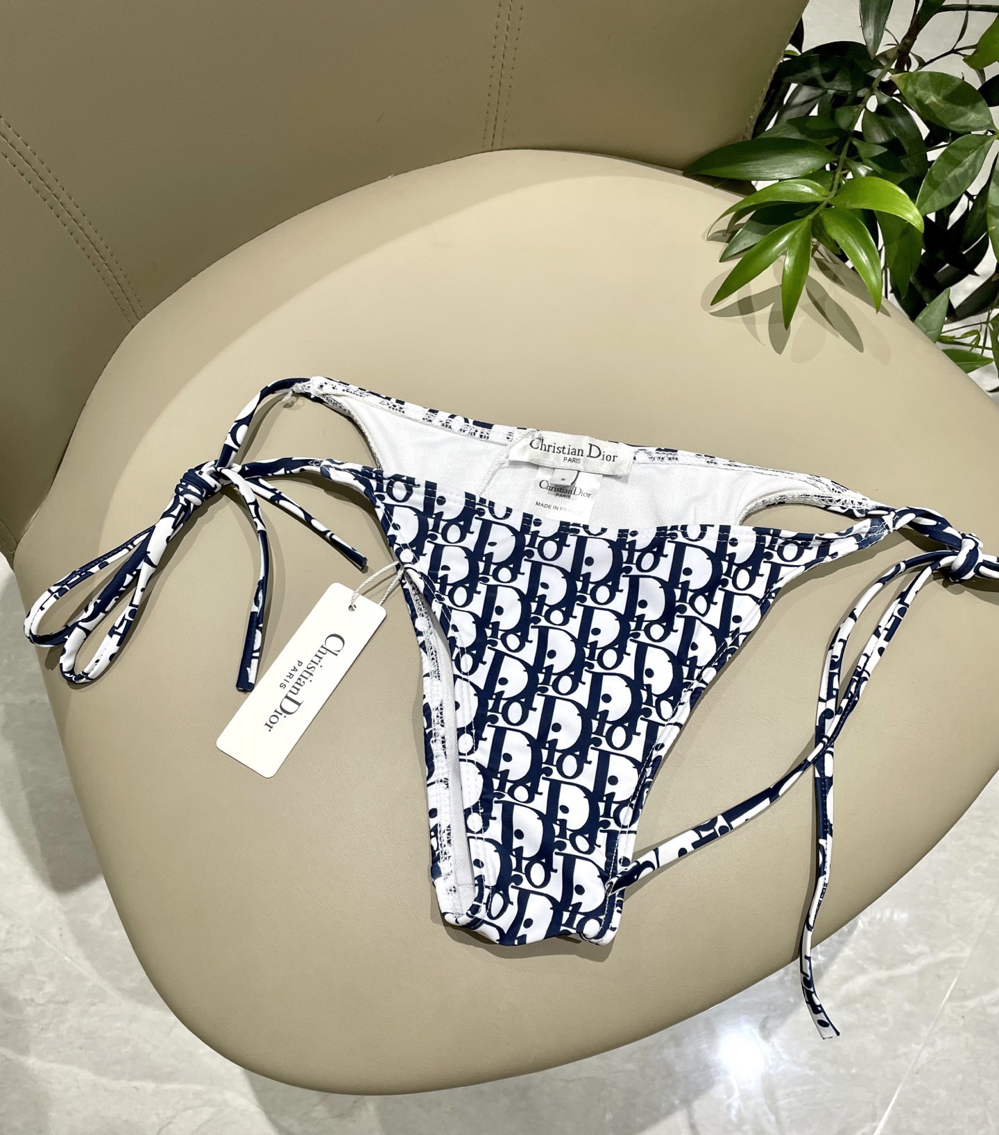 迪奥新款分体时尚潮流款 😍🥰适合多种场景的游泳衣🏊‍♀️海边 游泳池 温泉 水上乐园 漂流都可以😌内搭也