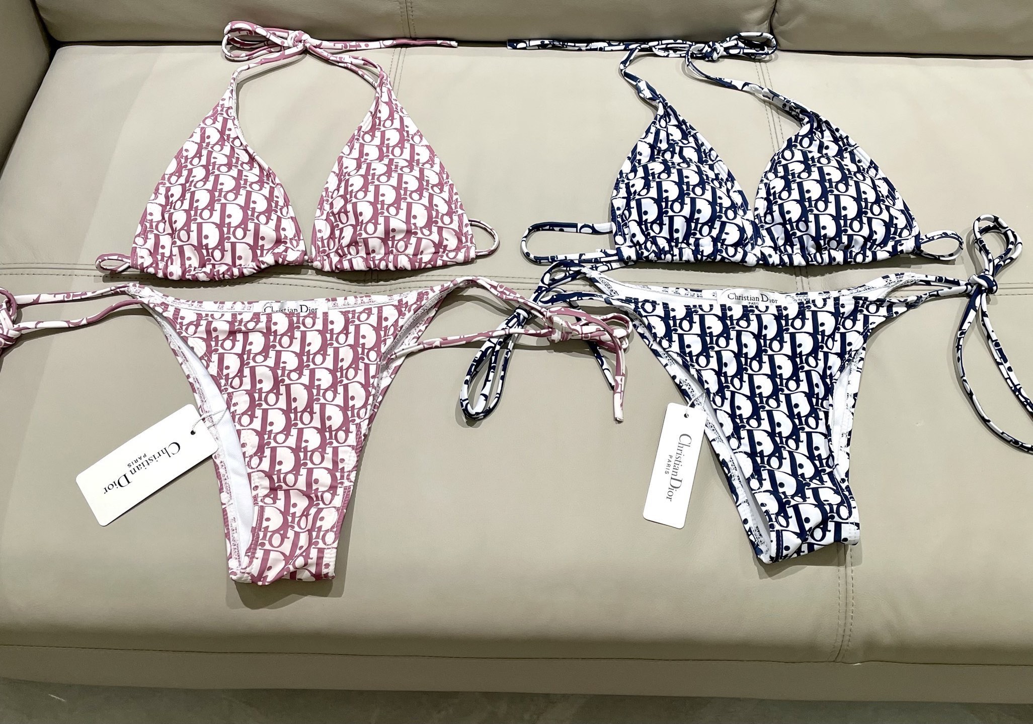 迪奥新款分体时尚潮流款 😍🥰适合多种场景的游泳衣🏊‍♀️海边 游泳池 温泉 水上乐园 漂流都可以😌内搭也