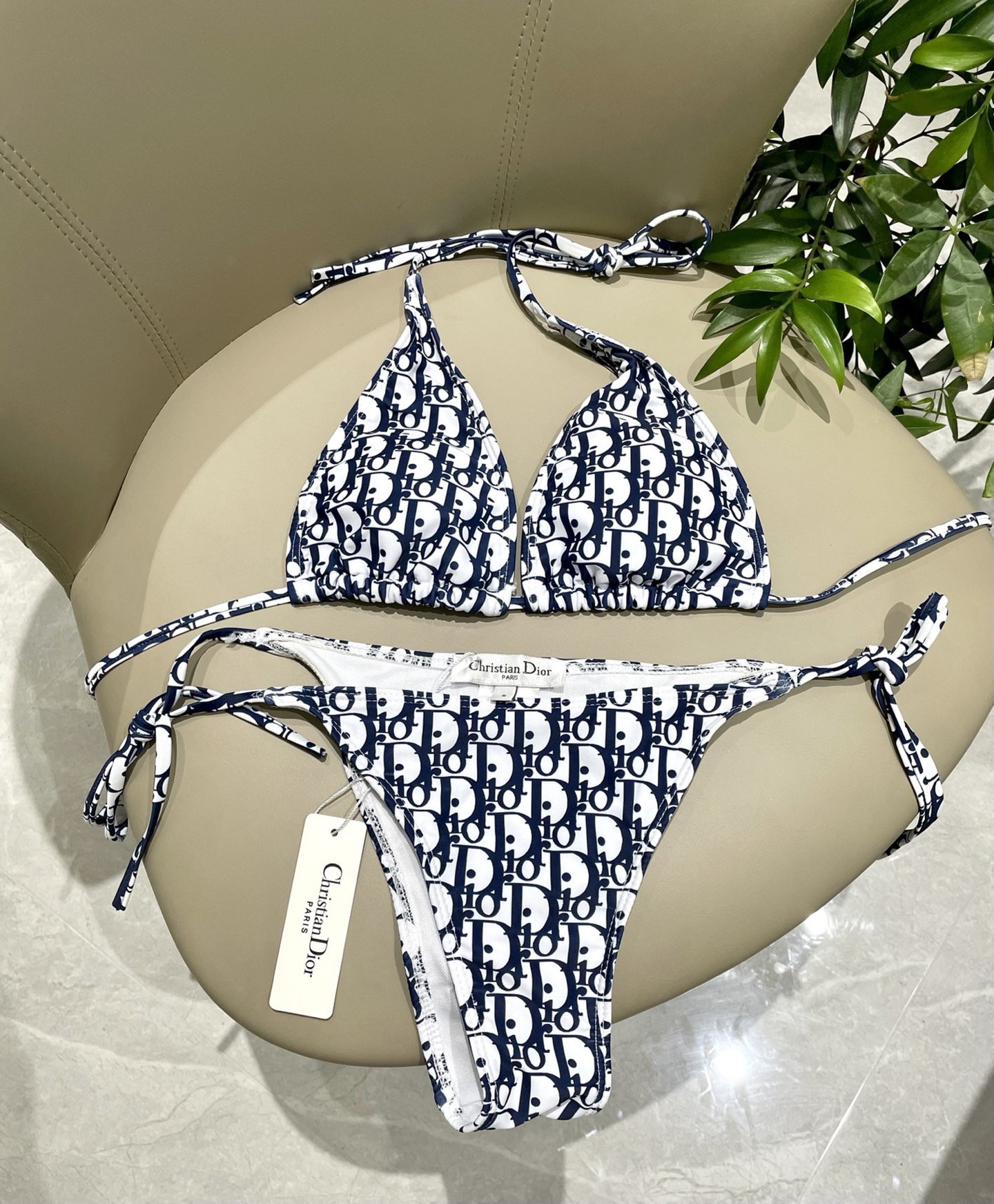 迪奥新款分体时尚潮流款 😍🥰适合多种场景的游泳衣🏊‍♀️海边 游泳池 温泉 水上乐园 漂流都可以😌内搭也