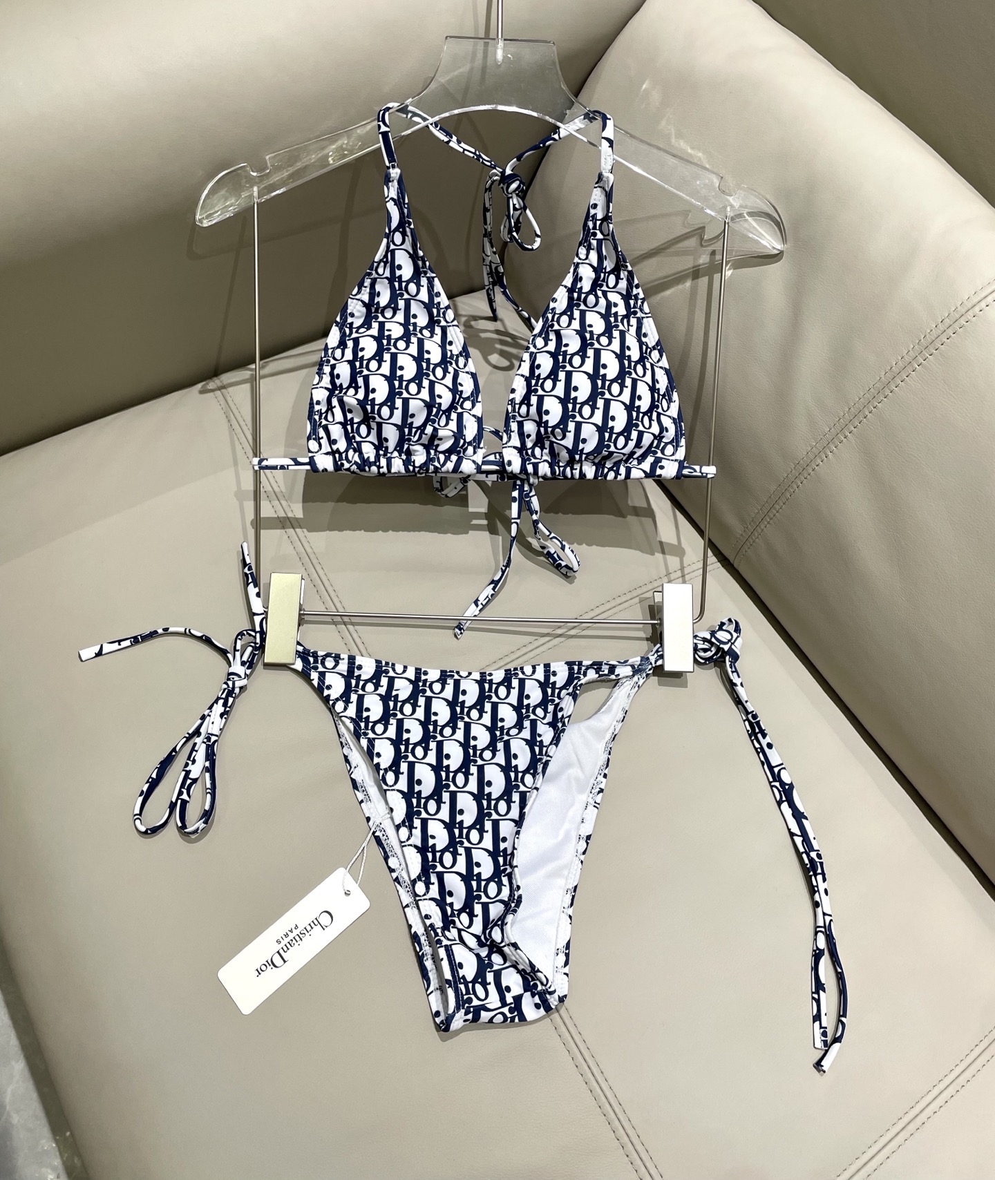 迪奥新款分体时尚潮流款 😍🥰适合多种场景的游泳衣🏊‍♀️海边 游泳池 温泉 水上乐园 漂流都可以😌内搭也