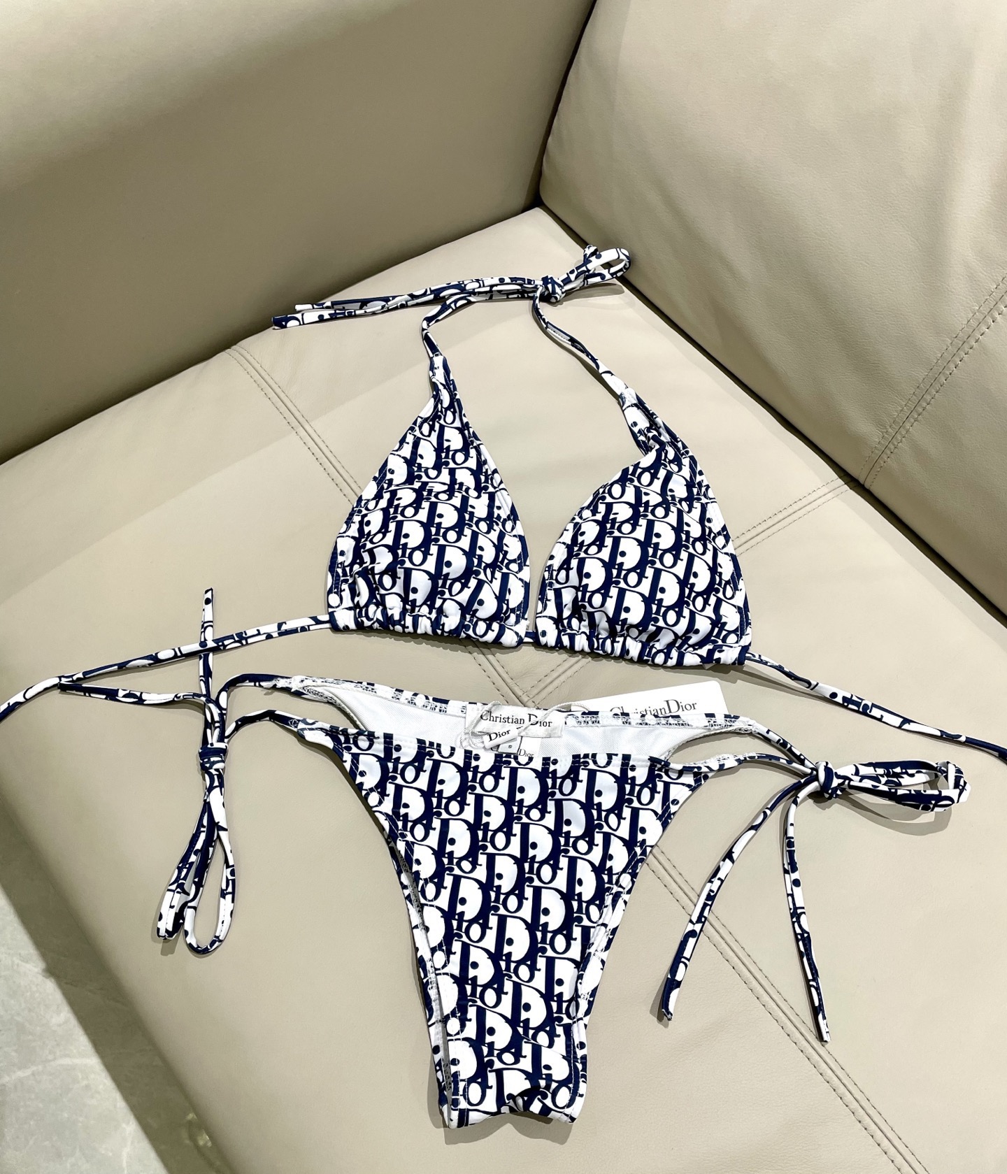 迪奥新款分体时尚潮流款 😍🥰适合多种场景的游泳衣🏊‍♀️海边 游泳池 温泉 水上乐园 漂流都可以😌内搭也