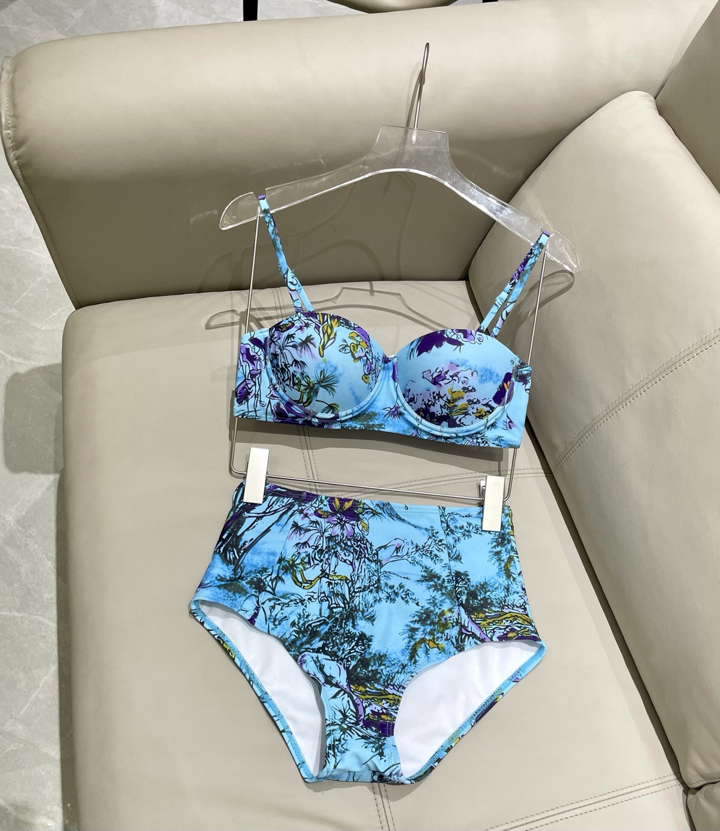 迪奥新款分体时尚潮流款 😍🥰适合多种场景的游泳衣🏊‍♀️海边 游泳池 温泉 水上乐园 漂流都可以😌内搭也