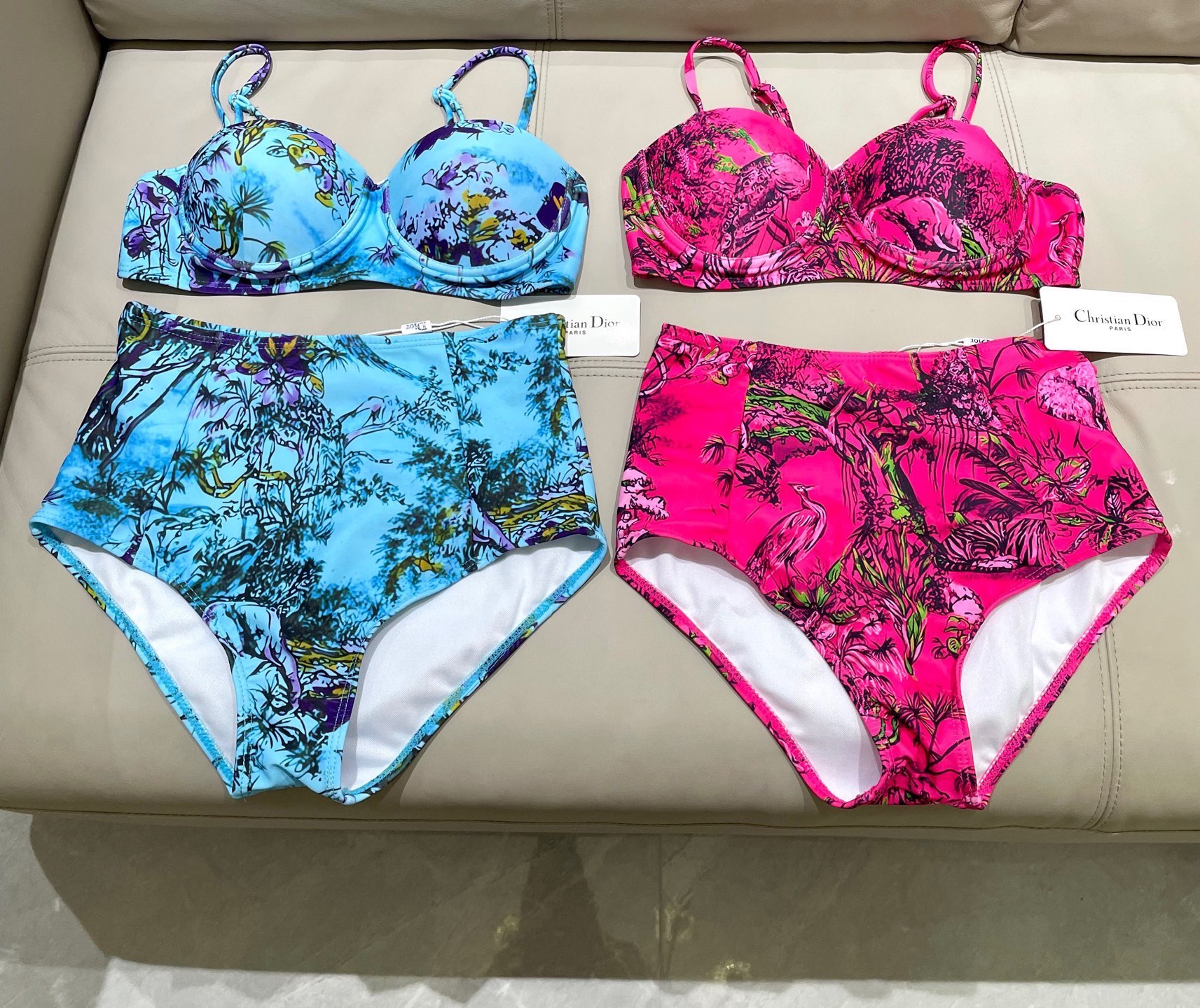 迪奥新款分体时尚潮流款 😍🥰适合多种场景的游泳衣🏊‍♀️海边 游泳池 温泉 水上乐园 漂流都可以😌内搭也