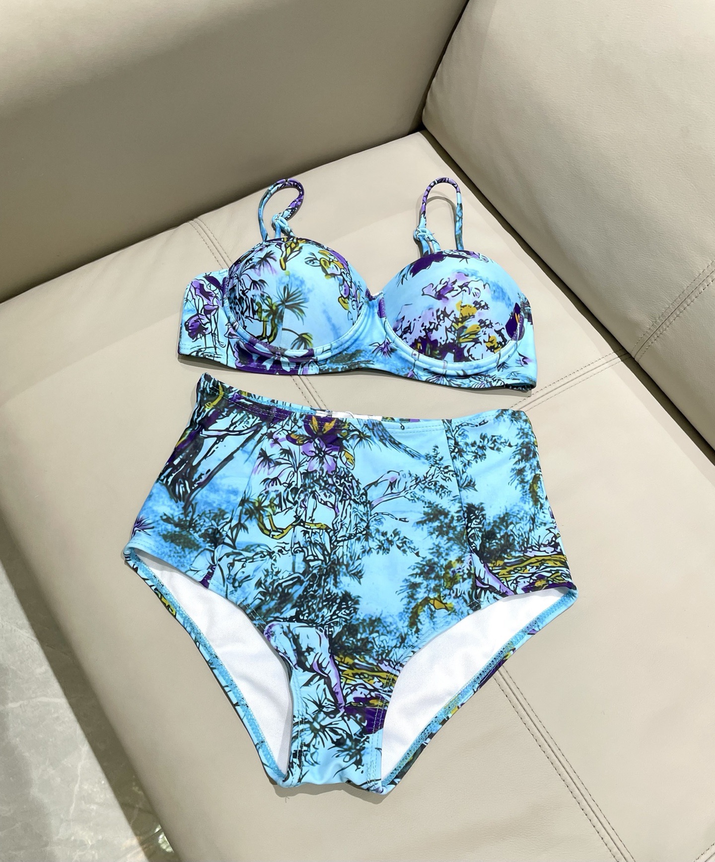 迪奥新款分体时尚潮流款 😍🥰适合多种场景的游泳衣🏊‍♀️海边 游泳池 温泉 水上乐园 漂流都可以😌内搭也