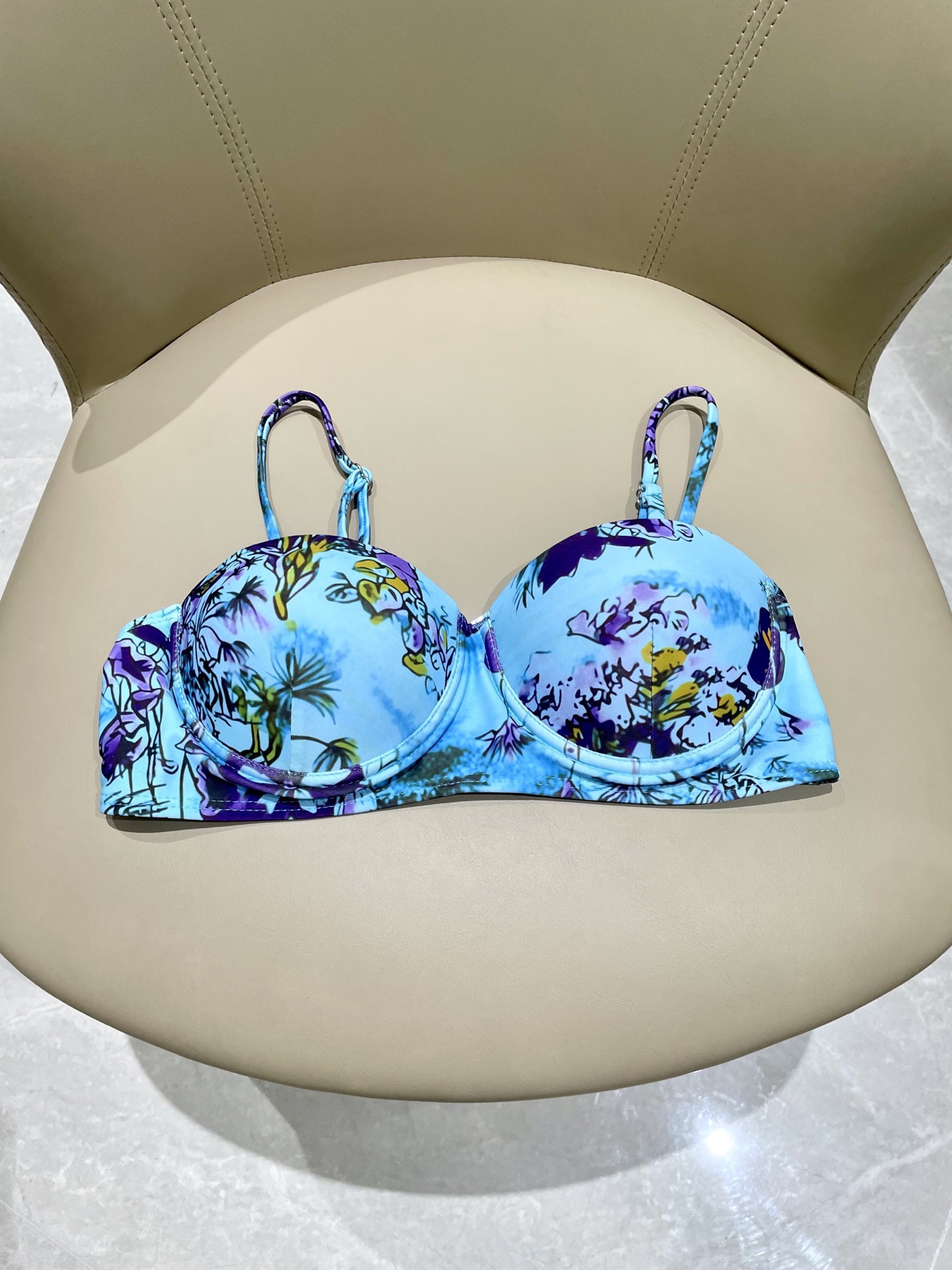 迪奥新款分体时尚潮流款 😍🥰适合多种场景的游泳衣🏊‍♀️海边 游泳池 温泉 水上乐园 漂流都可以😌内搭也