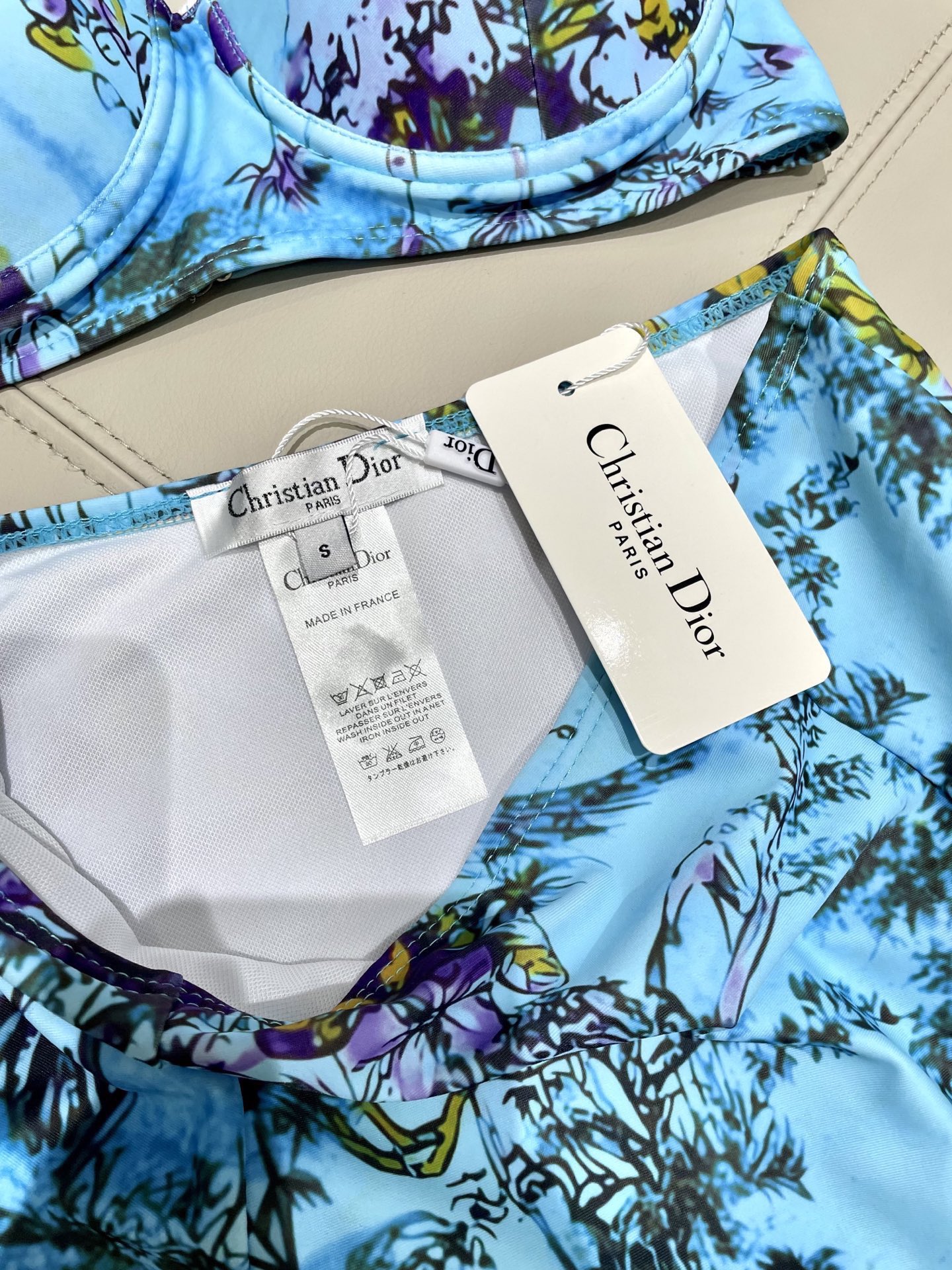 迪奥新款分体时尚潮流款 😍🥰适合多种场景的游泳衣🏊‍♀️海边 游泳池 温泉 水上乐园 漂流都可以😌内搭也