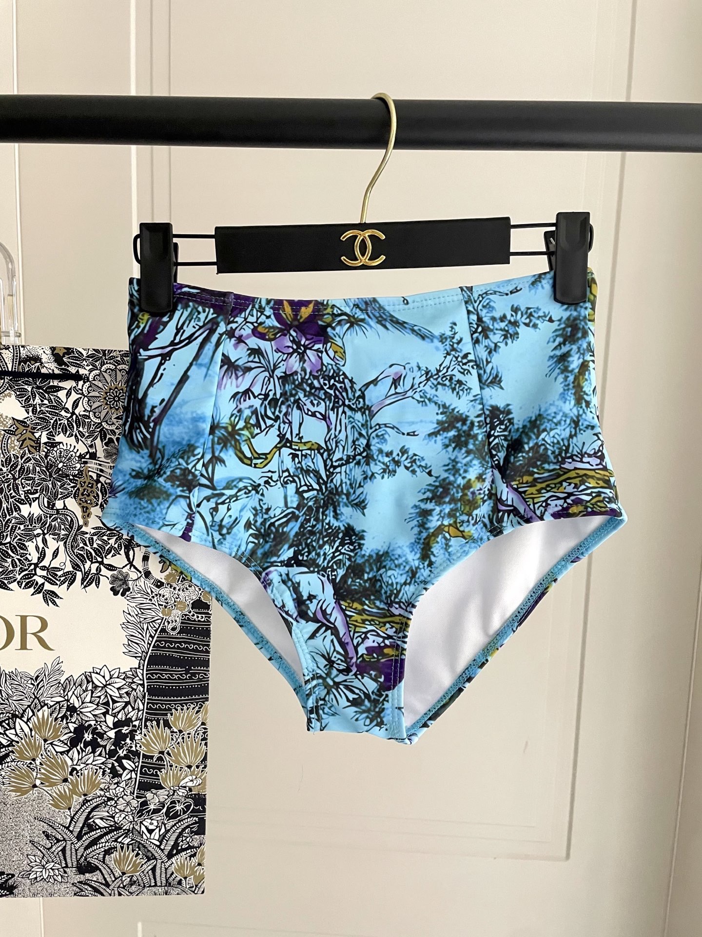 迪奥新款分体时尚潮流款 😍🥰适合多种场景的游泳衣🏊‍♀️海边 游泳池 温泉 水上乐园 漂流都可以😌内搭也
