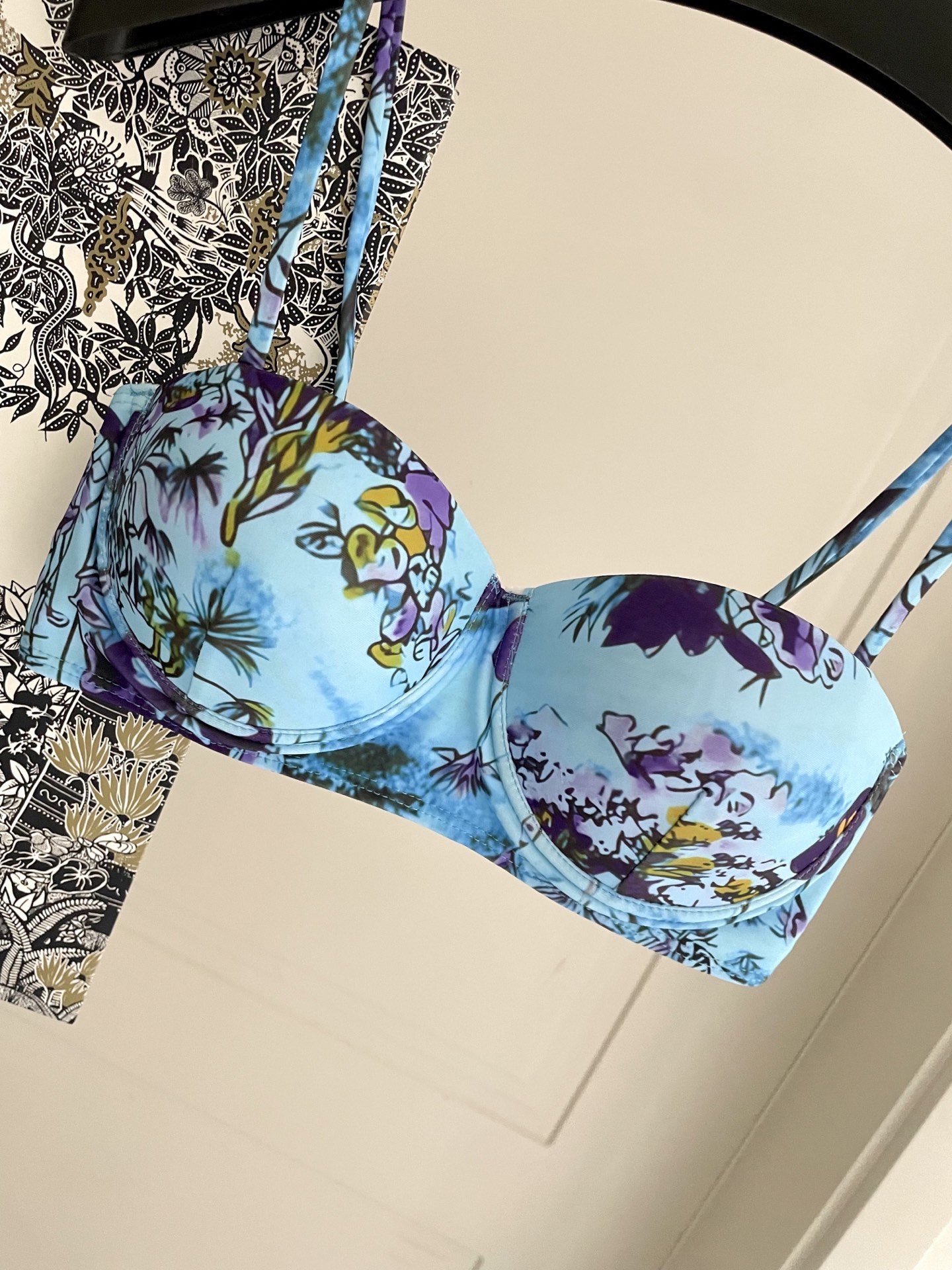 迪奥新款分体时尚潮流款 😍🥰适合多种场景的游泳衣🏊‍♀️海边 游泳池 温泉 水上乐园 漂流都可以😌内搭也