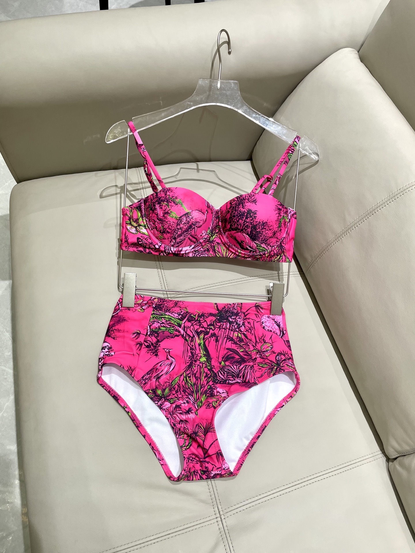 迪奥新款分体时尚潮流款 😍🥰适合多种场景的游泳衣🏊‍♀️海边 游泳池 温泉 水上乐园 漂流都可以😌内搭也
