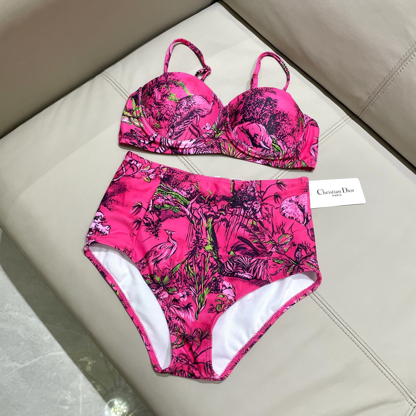 迪奥新款分体时尚潮流款 😍🥰适合多种场景的游泳衣🏊‍♀️海边 游泳池 温泉 水上乐园 漂流都可以😌内搭也