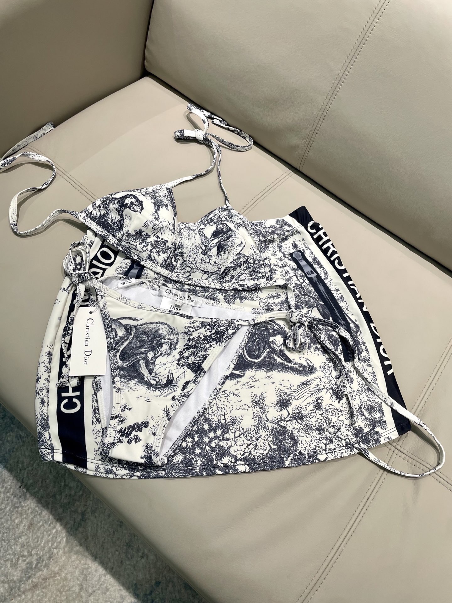 迪奥新款分体泳衣 三件套 时尚潮流款 😍🥰适合多种场景的游泳衣🏊‍♀️海边 游泳池 温泉 水上乐园 漂流